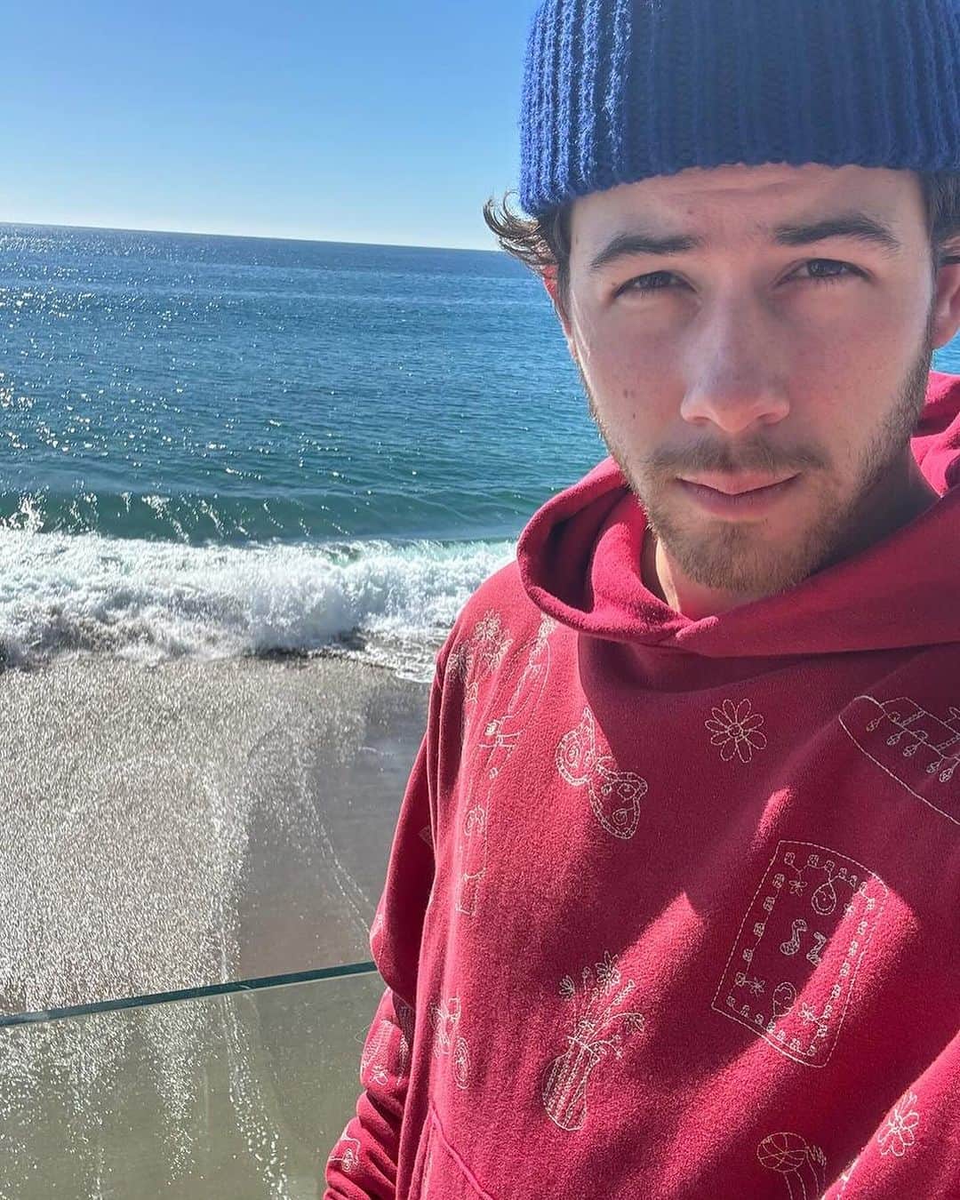ニック・ジョナスのインスタグラム：「So nice being able to spend a few days by the beach to celebrate Diwali with my friends and family. Thank you @airbnb  Styled by @stylebyami  Designed by @sabyasachiofficial」