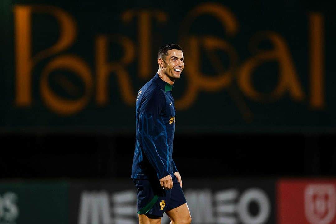 クリスティアーノ・ロナウドのインスタグラム：「Sentimento de alegria sempre que regresso à nossa seleção! 🇵🇹❤️ #vesteabandeira」