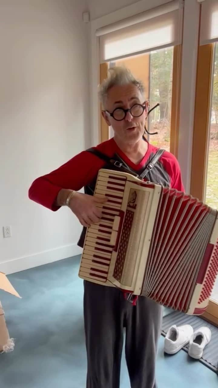 アラン・カミングのインスタグラム：「I bought an accordion! Left hand next!」