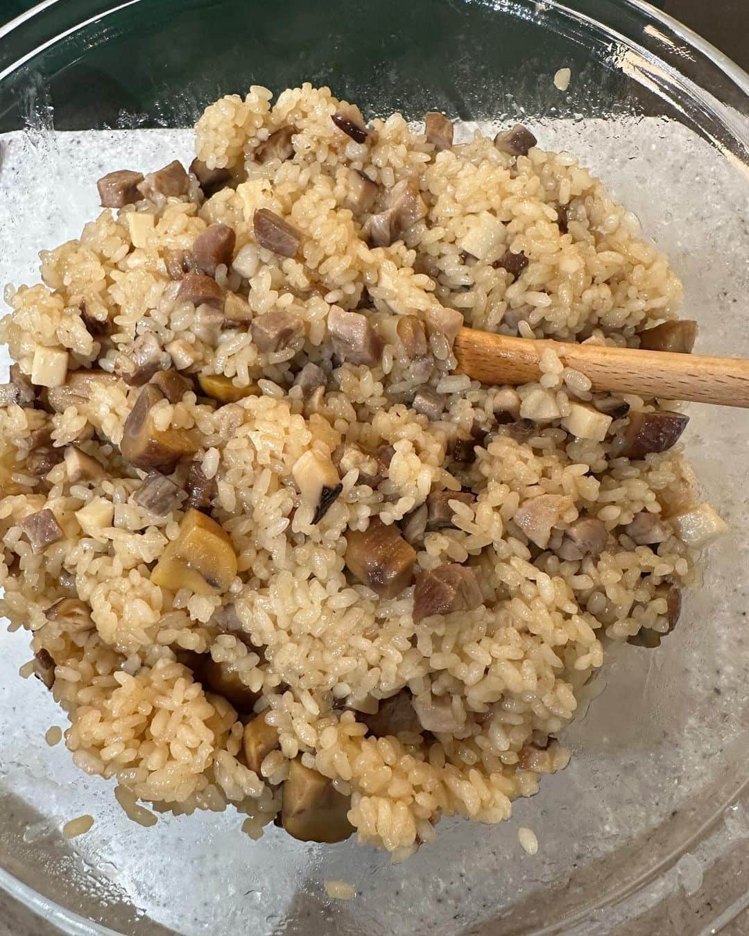 栗原はるみさんのインスタグラム写真 - (栗原はるみInstagram)「みなさんおはようございます。 昨日は暖かな一日でしたね〜。あっという間にばらが咲きました。あまりにきれいだったので2枚お見せしたくなって。 昨日のお昼ご飯は秋田の仲良しからいただいたクレソンで鍋を。柔らかくて優しい味のクレソンと薄切りの豚肉だけにして私のジャンをかけすだちをたっぷり絞って食べたらとっても美味しくてたくさん食べられました。最後の締めは卵雑炊を。 その他にも切り干し大根の煮物、厚揚げの煮物。パプリカのあんかけ、手作りチャーシューを入れた中華おこわも作りました。夕方にはまたチーズケーキもまた焼いて。 最後に今日の収録の準備と確認をしました。私の仕事は新しい料理を生み出すことと今までの料理を繰り返し作り続けて今までよりも少しでも美味しくなるようにすることだと思います。 私の料理が美味しいと言っていただけるようにこれからもやり続けていきたいと思います。 みなさんは今日も楽しい一日を過ごしてね〜。 私は今日はテレビの収録に出かけます。 #栗原はるみ  #kuriharaharumi  玲児さんにもばらがあまりにきれいだったので写真を見せました。」11月15日 6時49分 - harumi_gram
