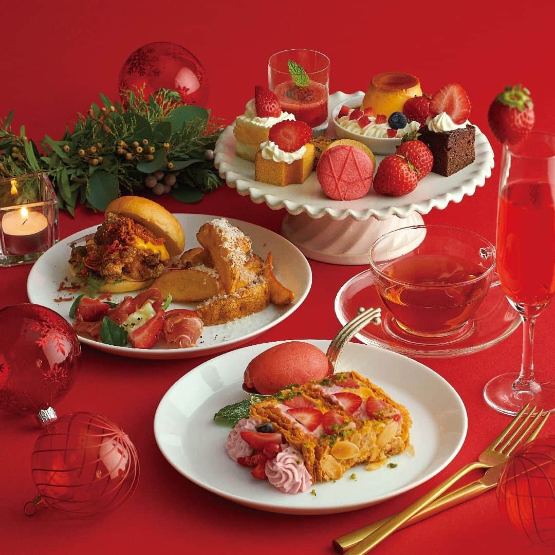 KIHACHI公式Instagramさんのインスタグラム写真 - (KIHACHI公式InstagramInstagram)「【キハチ 青山本店】 🎄KIHACHIのアフタヌーンティー ～クリスマススペシャル～  人気のアフタヌーンティーをクリスマスバージョンにしました！ クリスマスにぴったりの苺が主役の、赤とピンクを基調とした見た目にも可愛らしいスイーツと、キハチ自慢のセイボリーをたっぷり堪能できます。中段には、クリスマス限定の 「クリスマスナポレオンパイ」。 乾杯スパークリングも苺バージョン。クリスマスのひとときを、華やかなアフタヌーンティースタイルでお楽しみください。  ■料金：：8,800円　※ウェルカムドリンク、フリードリンク 90分制付き  ■販売店舗：キハチ 青山本店 1F カフェ＆フードホール  ■販売期間：2023年12月23日～25日 ①11:30～ ②14:00～ ※各回2時間制（フリードリンク L.O.30分前） ※要予約  ■予約　オンラインまたはお電話にて承ります。 ・オンライン予約　https://www.tablecheck.com/shops/kihachi-aoyama/reserve  ・電話　03-5785-3641（青山本店）  【MENU】 ～ウェルカムドリンク～ 苺を添えたスパークリングワイン または モクテル  ・苺のプリン・ア・ラ・モード ・苺のショートケーキ ・焼き苺と苺のスープ ・苺をのせたバームクーヘン ・苺をのせたブラウニー ・ラズベリーマカロン ・クッキー２種（黒胡麻・バニラ）  ・KIHACHIのクリスマスナポレオンパイ ・苺のソルベ  ・苺のカプレーゼ ・オリジナルスパイシーチキンバーガー ・フライドポテト　パルミジャーノ掛け  ～フリードリンク 90分制～ ・赤ワイン ・白ワイン ・コーヒー ・紅茶 ・ハーブティー  ※各日数量限定のため、無くなり次第終了します。 ※画像はイメージです  #KIHACHI #キハチ #キハチ青山本店 #クリスマスコース #クリスマススペシャルコース #クリスマスディナー #キハチのクリスマス #KIHACHIのパイ #KIHACHIのパイシリーズ #KIHACHIのナポレオンパイ #ナポレオンパイ #クリスマスナポレオンパイ #キハチのアフタヌーンティー #KIHACHIのアフタヌーンティー #KIHACHISAfternoontea #クリスマスアフタヌーンティー #ChristmasAfternoontea #アフヌン #ヌン活 #苺活 #いちご活 #アフヌン #いちごアフタヌーンティー」11月15日 6時50分 - kihachi_official