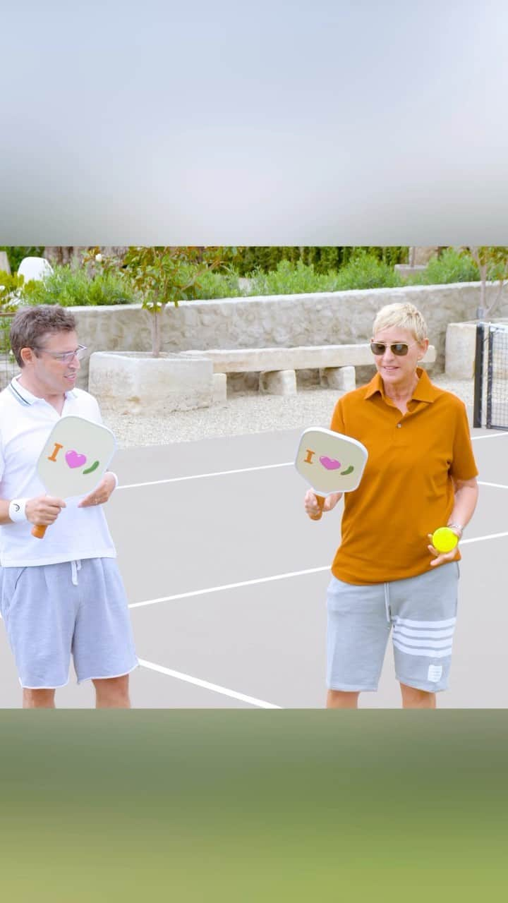 エレン・デジェネレスのインスタグラム：「It’s National Pickle Day and I ❤️ PICKLE. As you know I am obsessed with all things #pickleball so I made an extra pickle-y Limited Edition Pickleball set for Andy and I to play with.   This week I am giving one lucky winner a pickleball set for you and your partner — the perfect holiday gift! To enter, just tag your pickleball partner!   NO PURCHASE NECESSARY. Open to legal residents of 50 U.S./D.C., age 18+ (19+ AL/NE, 21+ MS). Void outside 50 U.S./D.C. and where prohibited. Starts 4p.m. ET on 11/14/23; ends 11:59p.m. ET on 11/17/23 Total ARV all 1 prize(s): $210. For full Official Rules, see link in bio. Sweepstakes not sponsored or administered by Instagram.」