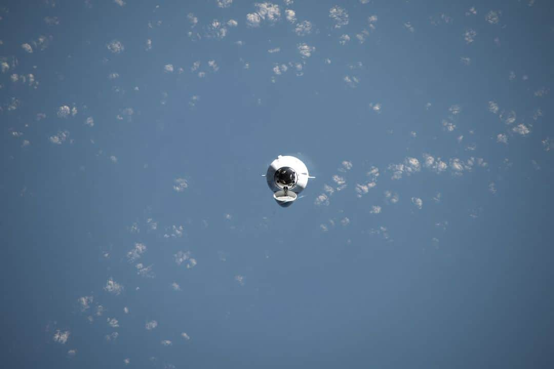 国際宇宙ステーションさんのインスタグラム写真 - (国際宇宙ステーションInstagram)「The SpaceX Dragon cargo craft, on the company's 29th commercial resupply mission for NASA, is pictured approaching the International Space Station carrying about 6,500 pounds of science, supplies, and hardware for the Expedition 70 crew.  Pic 1) Dragon approaches the station above the Indian Ocean in between Australia and Indonesia.  Pic 2) Dragon approaches the station above the above the Lesser Sunda Islands near Indonesia.  Pic 3) Dragon approaches the station above the above the Lesser Sunda Islands near Indonesia.  Pic 4) Dragon approaches the station above Indonesia's Savu Sea.  Pic 5) Dragon's thrusters fire automatically adjusting the vehicle’s approach for a docking to the station’s forward port.  #nasa #spacex #dragon #cargo #spacecraft #earth #indonesia #australia #indian #ocean #indianocean #island #islands」11月15日 6時53分 - iss