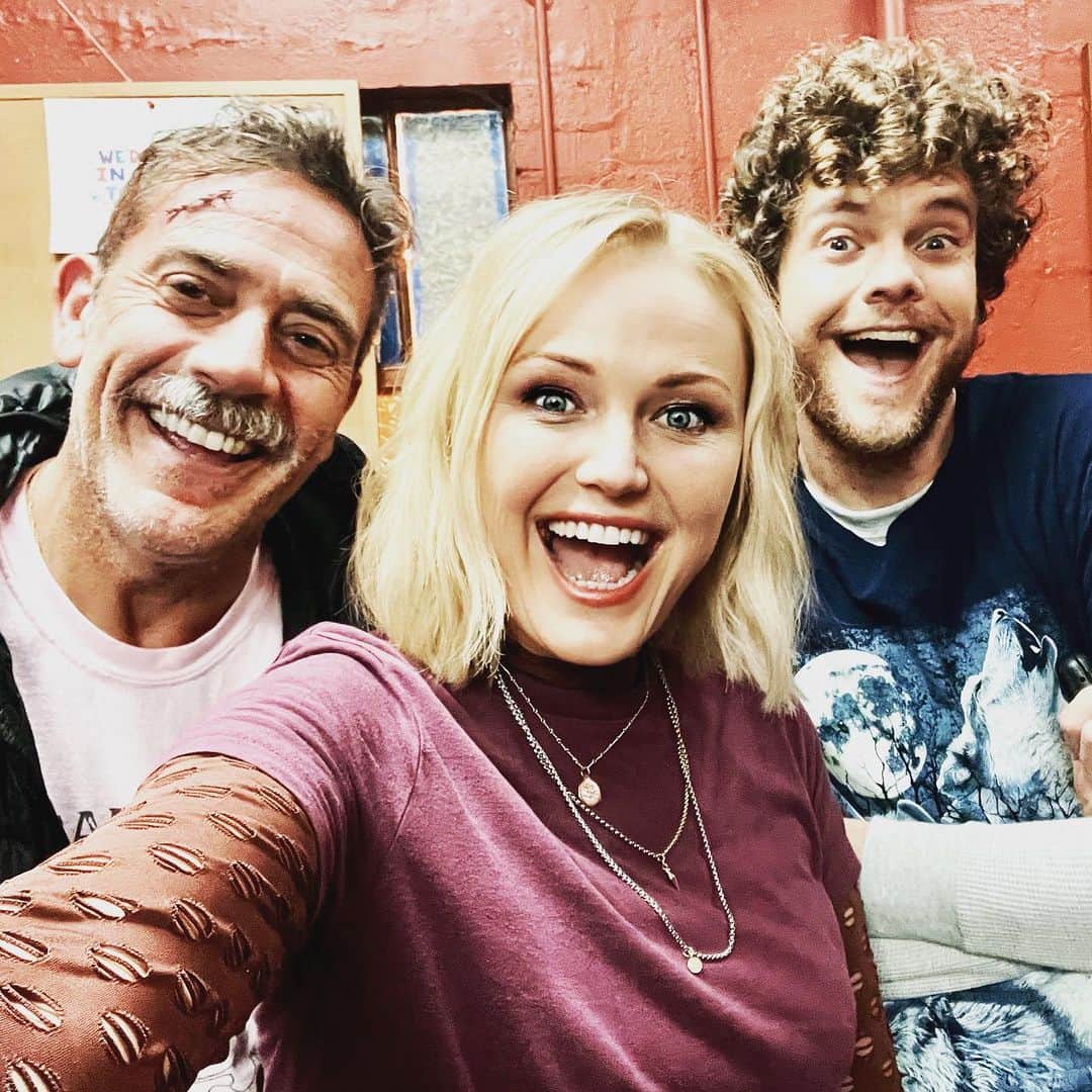 マリン・アッカーマンのインスタグラム：「#rampagemovie reunion with @jack_quaid and my #watchmen Comedian father @jeffreydeanmorgan 🙂 #bts of our new movie that we’re making!! More to come soon 💫 #nowheremen」