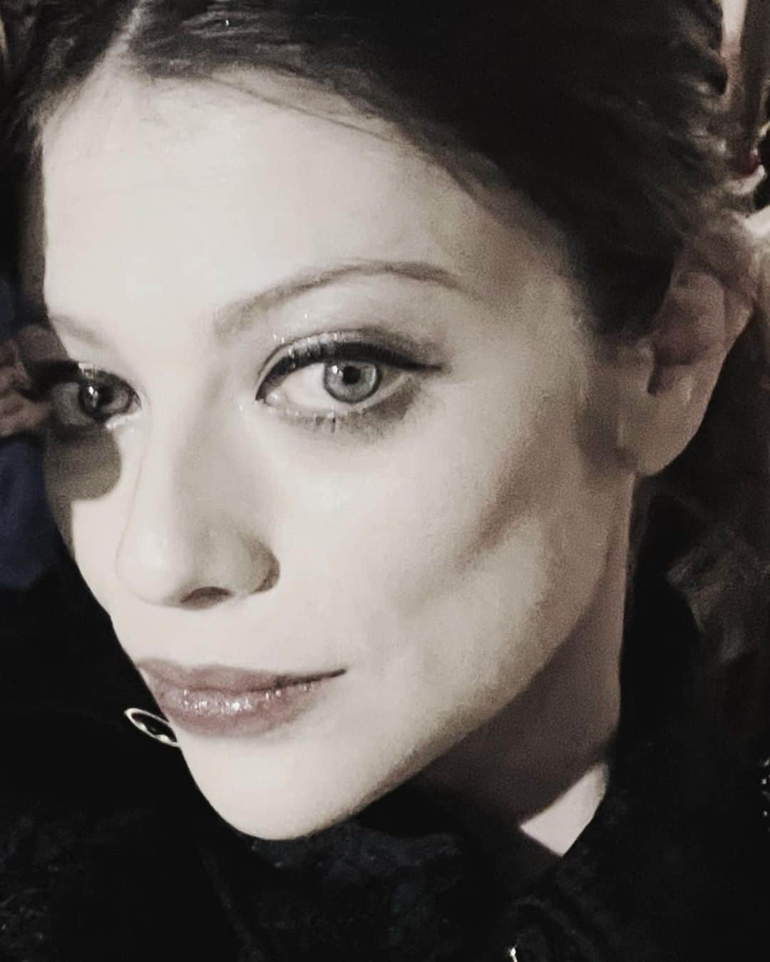 ミシェル・トラクテンバーグさんのインスタグラム写真 - (ミシェル・トラクテンバーグInstagram)「Eye’m ready for my closeup…..Eye on the prize 💙🪬」11月15日 7時05分 - michelletrachtenberg