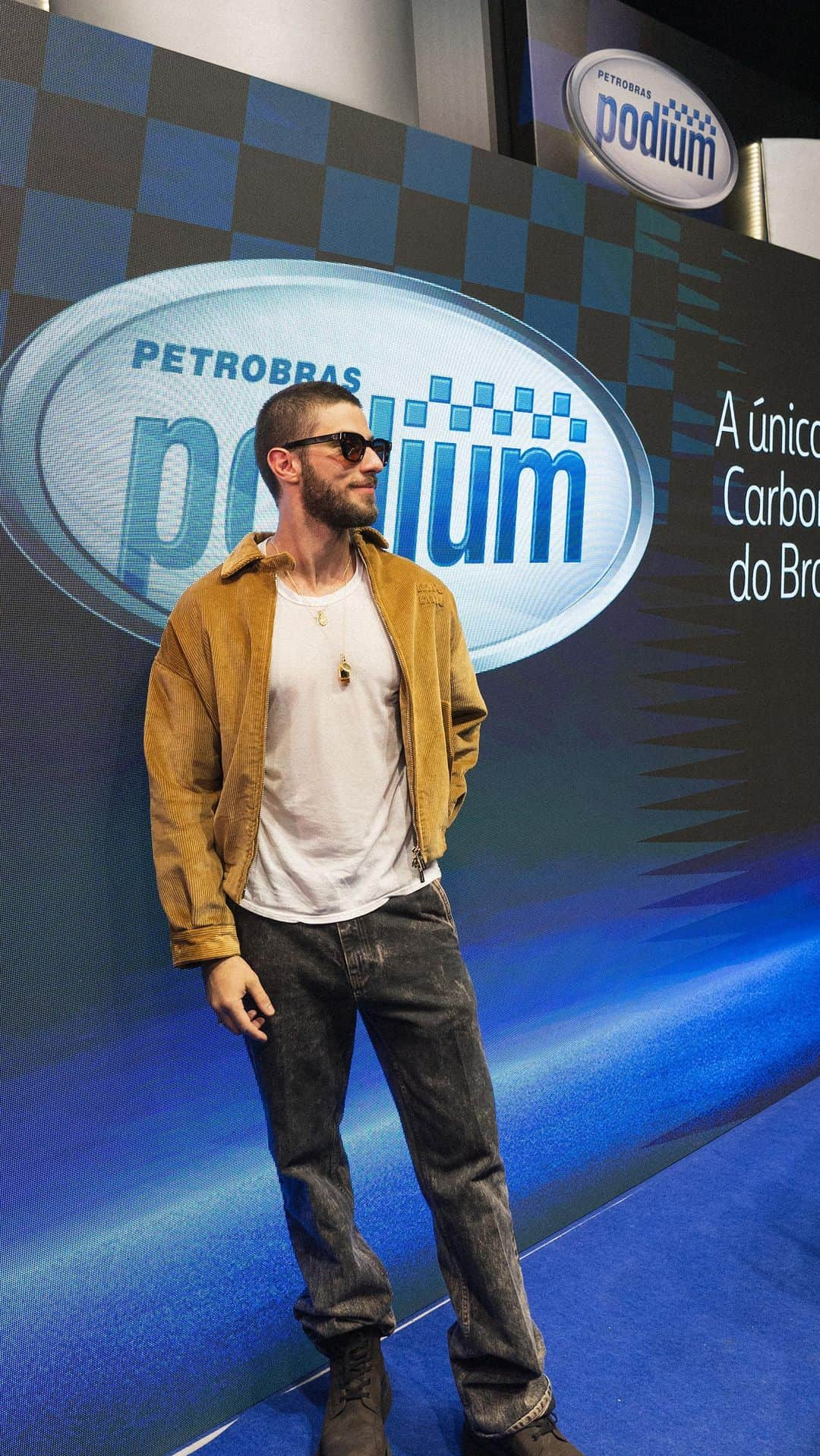 Chay Suedeのインスタグラム：「Funcionou, turminha! Recebi um convite oficial dos @postospetrobras , e agora sou legitimamente embaixador da gasolina favorita de quem adora carro e a única carbono neutro do Brasil, Gasolina Petrobras Pódium :)   No vídeo vocês podem ver nosso primeiro dia juntos, foi no SPFW, evento totalmente carbono neutro, assim como a Gasolina Podium. Uma oportunidade interessante pra se unir dois universos que me interessam, moda e automobilismo.   Contem com seu embaixador aqui @postospetrobras , obrigado pelo convite, aguardando ansiosamente o próximo 👁👁   #PodiumCarbonoNeutro *Publicidade  🎥 @guilhermeerrocha」