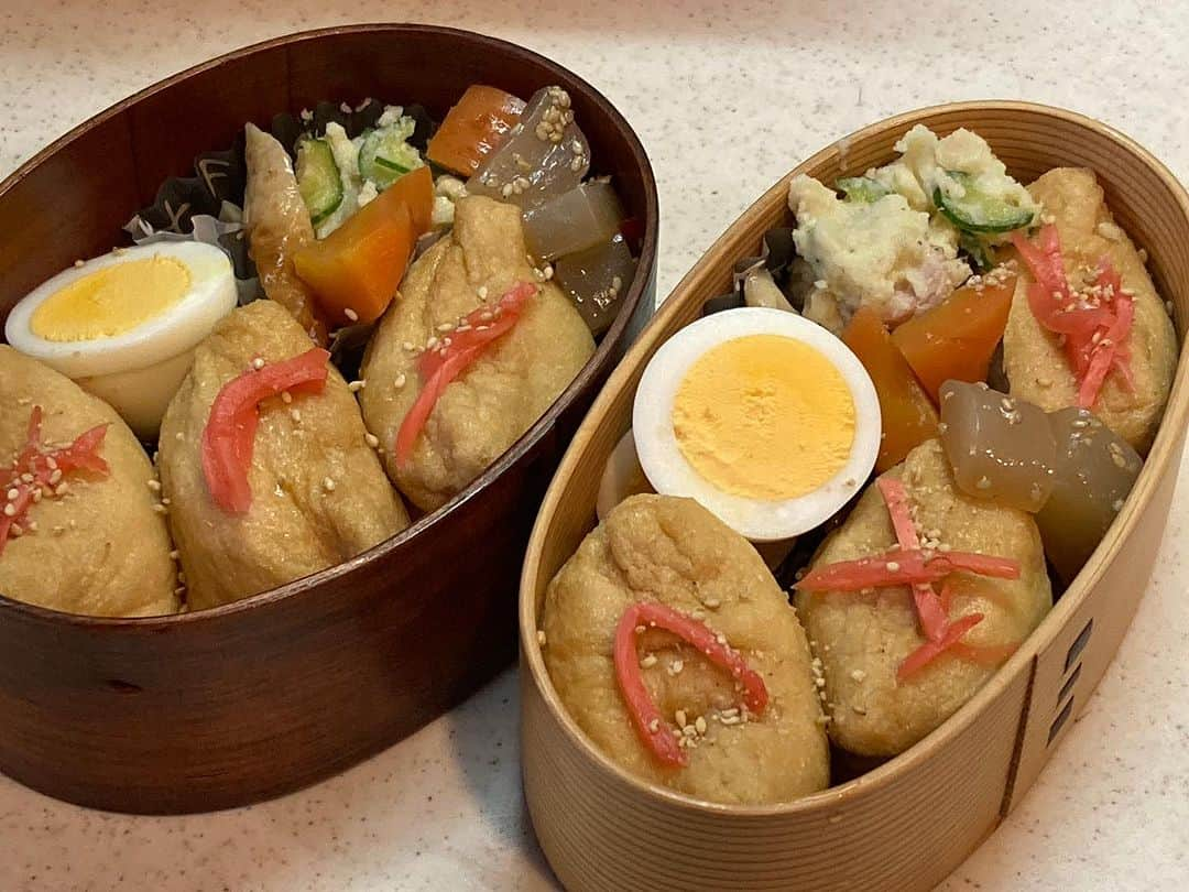 柳家さん生のインスタグラム：「11/15本日のお弁当🍱2人分😅 手作り胡麻柚子玄米味お稲荷 茹で卵 ポテトサラダ 蒟蒻きんぴら お煮しめ 人参甘煮」