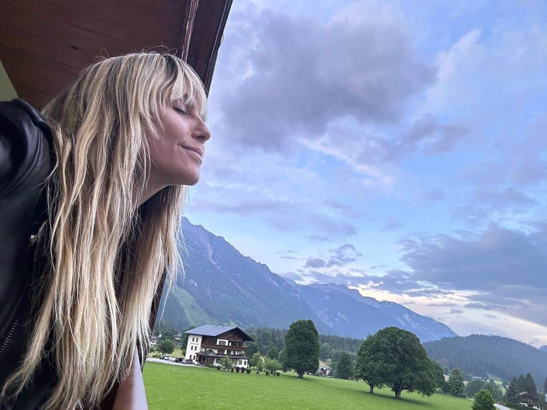 ハイディ・クルムのインスタグラム：「Eine Heidi gehört einfach in die Berge 😜 Bald kommt meine Folge mit @diebergretter_offiziell  Ich bin schon ganz gespannt 🙏🏻🤪🤭❤️」