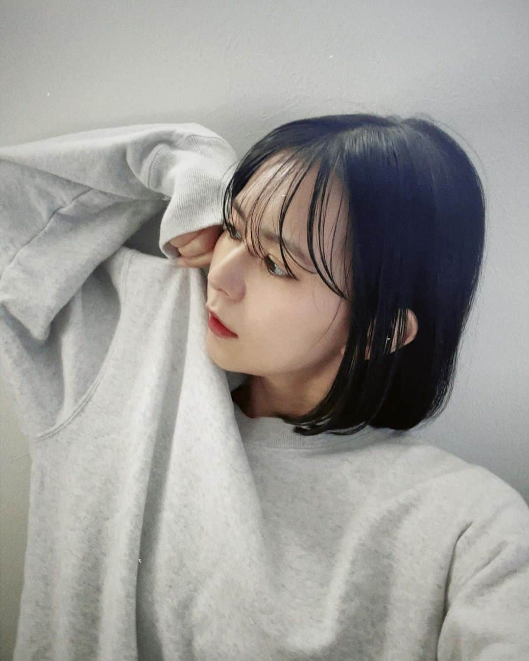 天音里菜のインスタグラム：「おはようございます〜！！  このくらいの気候最高〜！！ って日が1日で終わったので ここからは冬との勝負です。 毎年、どこまで薄着でいけるかチャレンジを密かにしていますが今年は抗わず素直に暖かい格好をします。 みんなもあったかい格好して風邪などひかないようにね」
