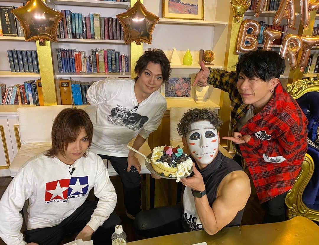 樽美酒研二のインスタグラム：「おはようございます！皆さん昨日は祝っていただきありがとうございました♪  来年の全国ツアーも決まり新たな目標もできたので､､既に仕上がってますが、また今日からさっそくツアーに向けて新たなベストボディに仕上げたいと思います🍑また会場でお会いできることを楽しみに待っておりますね✨  いつも応援ありがとう 今日もしっかり頑張ります！ ᕦ(ò_óˇ)ᕤ」