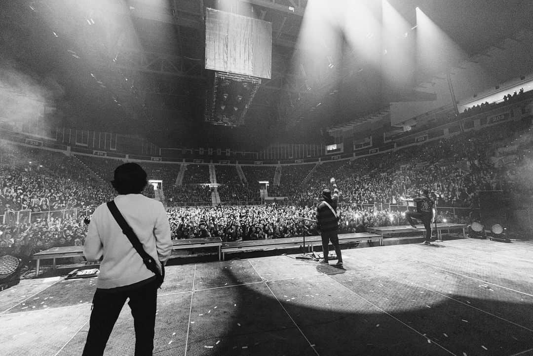 ヴィック・フエンテスさんのインスタグラム写真 - (ヴィック・フエンテスInstagram)「The Jaws Of Life Tour is my home right now 💛  📸 @v.trvn」11月15日 7時20分 - piercethevic