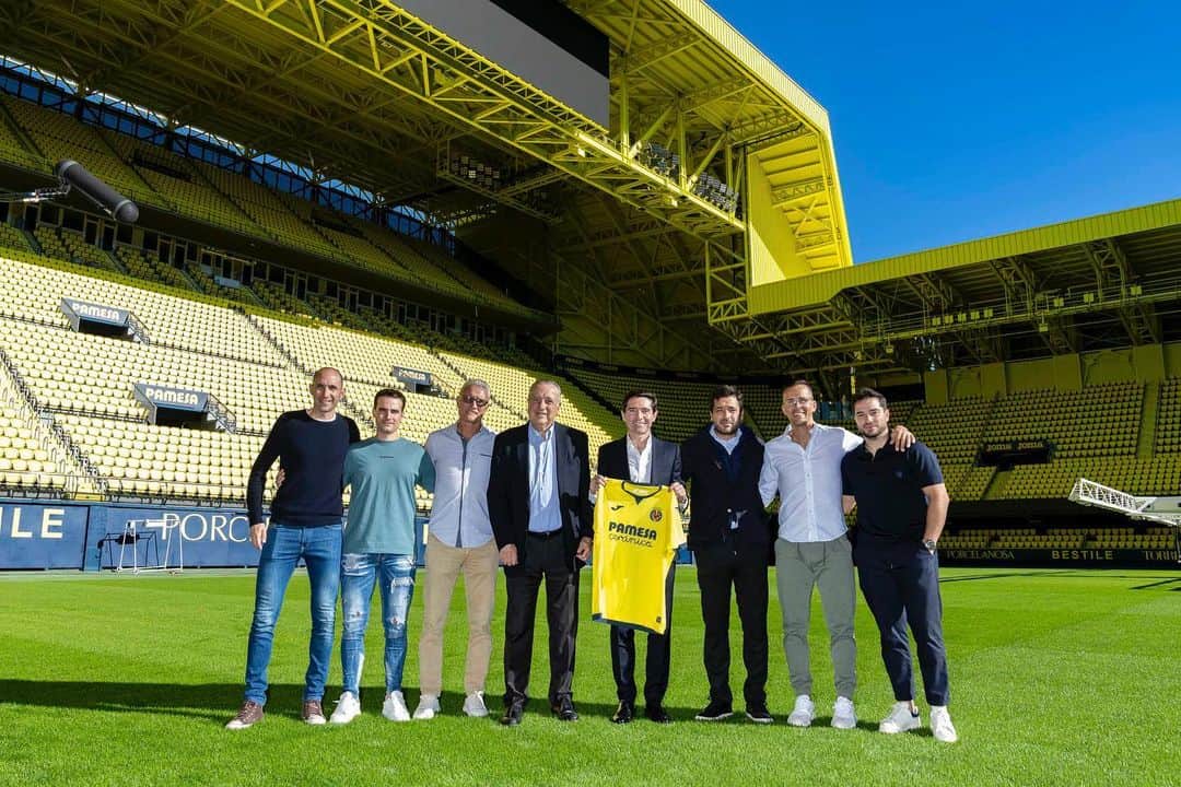 ビジャレアルCFのインスタグラム：「Regresamos a Villarreal con la ilusión y motivación de dar de nuevo lo mejor por este gran club, pero también responsabilizados ante el reto de cambiar la actual dinámica. Estamos seguros de que el compromiso y unión de todos nos ayudará a lograrlo.」