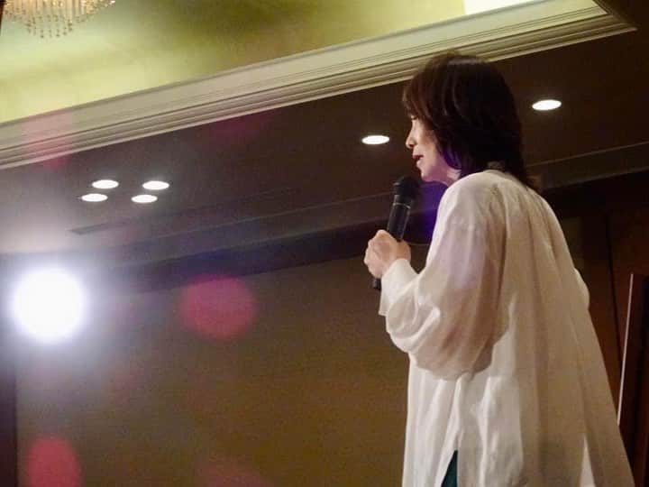 矢野きよ実のインスタグラム：「薬剤師さん、薬局で働いているみなさん、営んでいるみなさんなど… 日本薬局協励会の愛知・新東海の一年に一度の会にて講演をさせていただきました。 100分間、とても熱心に目を輝かせて聴いてくださいました。 日々、志高くお仕事をされていることがよくわかり、こちらがありがたいです。  同じお薬をいただくにも どの薬局に行こうか……対応してくださる人が良い場所に足が向きます。  ばあちゃんがいつも「信頼は売っとらん、信頼は毎日大切に生きて自分で作るものだからな……」と私に言ってくれた言葉が浮かびました。 今日もみなさんの薬をよろしくお願いします。 #yanokiyomi #矢野きよ実 #日本薬局協励会」
