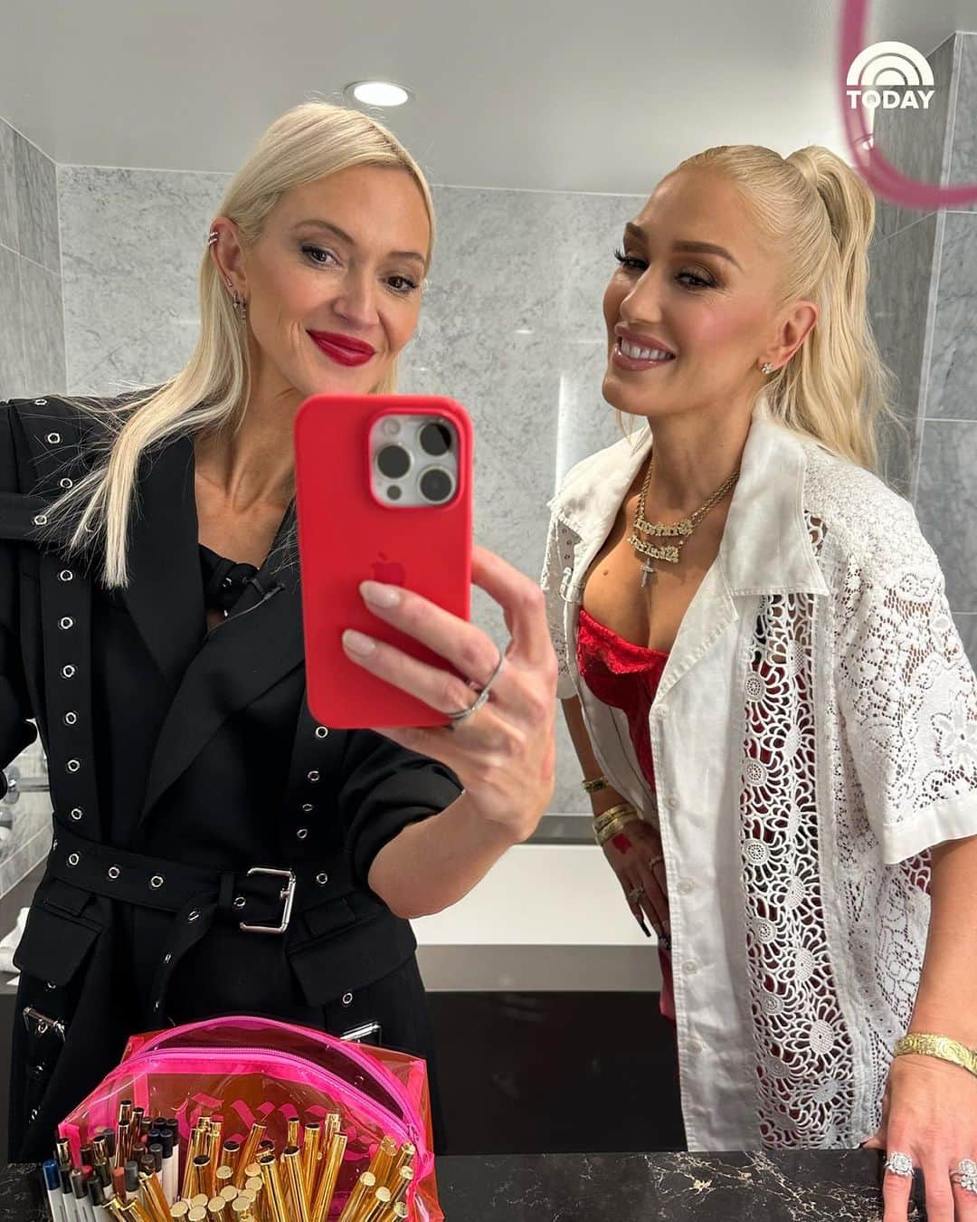 グウェン・ステファニーさんのインスタグラム写真 - (グウェン・ステファニーInstagram)「We’re so excited to launch our new series Shop the Drop with @zannarassi and @gwenstefani on @hodaandjenna! Zanna is sitting down with Gwen for an intimate conversation about family, fashion, beauty, new music and more. And the best part? Gwen has an exciting discount for us you won’t want to miss.! Tune in tomorrow, November 15.」11月15日 7時26分 - gwenstefani