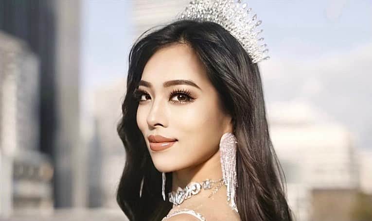 絹野志朋のインスタグラム：「👑✨  My biggest dream is here❤️🌏 It’s time to go!!✈️  Finally…after a long year, I can say, All of your dream will come true If you never give up😊  『夢は、諦めないから叶うんだよ。』  ずっと信じてきた言葉を ようやく皆さんにお伝え出来る日が来ました♡  今日から始まる世界大会までの日々や 世界中のミス達と過ごす生活を こちらのアカウントで更新していきますので 楽しみにしていて下さい🧡  これ以降の投稿は全て英語になります🙏  From now on for a while, I’ll post my MCW life all in English. Please wait for my updates💗  Flight to Malaysia〜〜✈️✨ . ＿＿＿＿＿＿＿＿＿＿＿＿＿＿＿＿＿＿ 🇲🇾Nov 15th ~ Dec 5th Road For @misscosmoworld   National account @misscosmoworldjapan  Organizer @japan_beauty_ambassador  National director @aya_kiyota  Management @erina_hanawa_japan   #MissCosmoWorld #MissCosmoWorld2023 #MissCosmoWorldJapan #BeautyPageants @missosologyjapan @missosology_org」