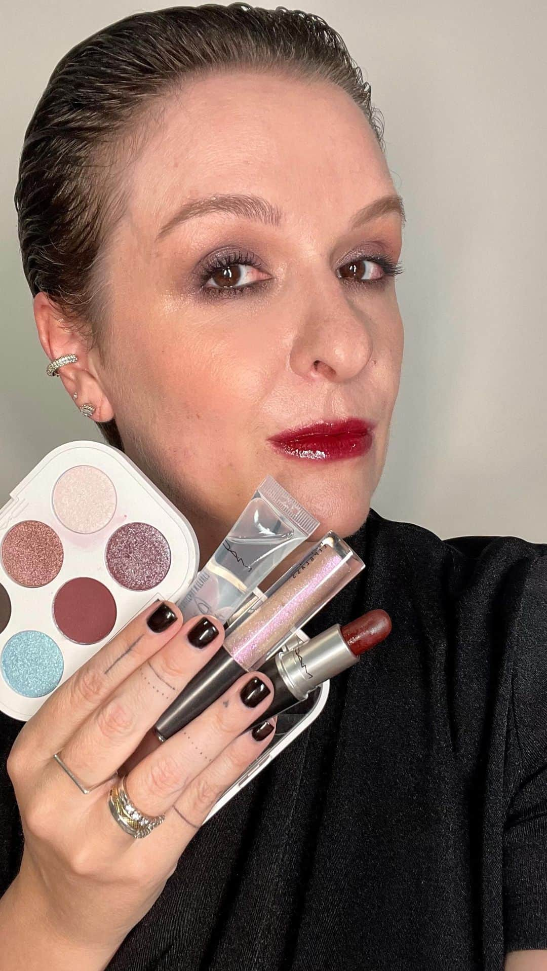 M·A·C Cosmetics BRのインスタグラム：「Live com a nossa treinadora @joice.gonzales que entregou dicas de como construir lábios utilizando a tendência #divalips.   Não se esqueçam que já começou a Beauty Month da MAC!   E aproveitem também os nossos kits especiais para as festas de final de ano!  #divaslip #mactrend #macdiva  Produtos usados em ordem: Fix + Hyper Real Serumizer Base Studio Fix Face Pen  Base Face And Body Pó Studio Fix Blush Mineralize Warm Sou Iluminador Extra Dimension Gleamscape Primer Labial Batom Diva Batom Powder Kiss It’s a Tie  Gloss Lipglass Gloss Gleam On Sombra Cremosa Paint Pot Lápis para olhos Teddy Paleta Sombra Sparkle Storm Primer Cílios Maximizer  Máscara Cílios In Extra Dimension Fix + Stay Over  Pincéis  Pincel olhos 252 S Pincel Blush 168 S Kit pincéis Of Snow」