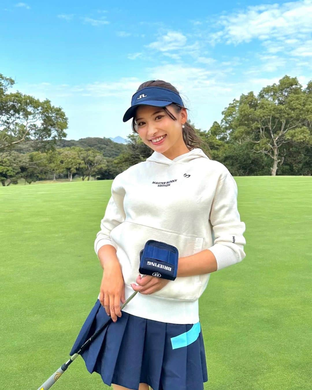 YUKAさんのインスタグラム写真 - (YUKAInstagram)「⛳️🏌️‍♀️🏌️‍♀️  スイングが変わってきたみたいなので記録🏌️‍♀️ 池ぽちゃもするけど、 3.4.5枚目は上手くなってきてるかな？  今年中に目指せ90切りだけど、本当難しい🥹🥹  #golf#golfwear#golfer#高尔夫球#福岡ゴルフ#九州ゴルファー#ゴルフ#ゴルフ好き#ゴルフコーデ#ゴルフウェア#ゴルフ女子#スイング動画#アイアンショット#アイアンショット動画#伊都ゴルフ倶楽部」11月15日 7時43分 - yuka_golf_glam