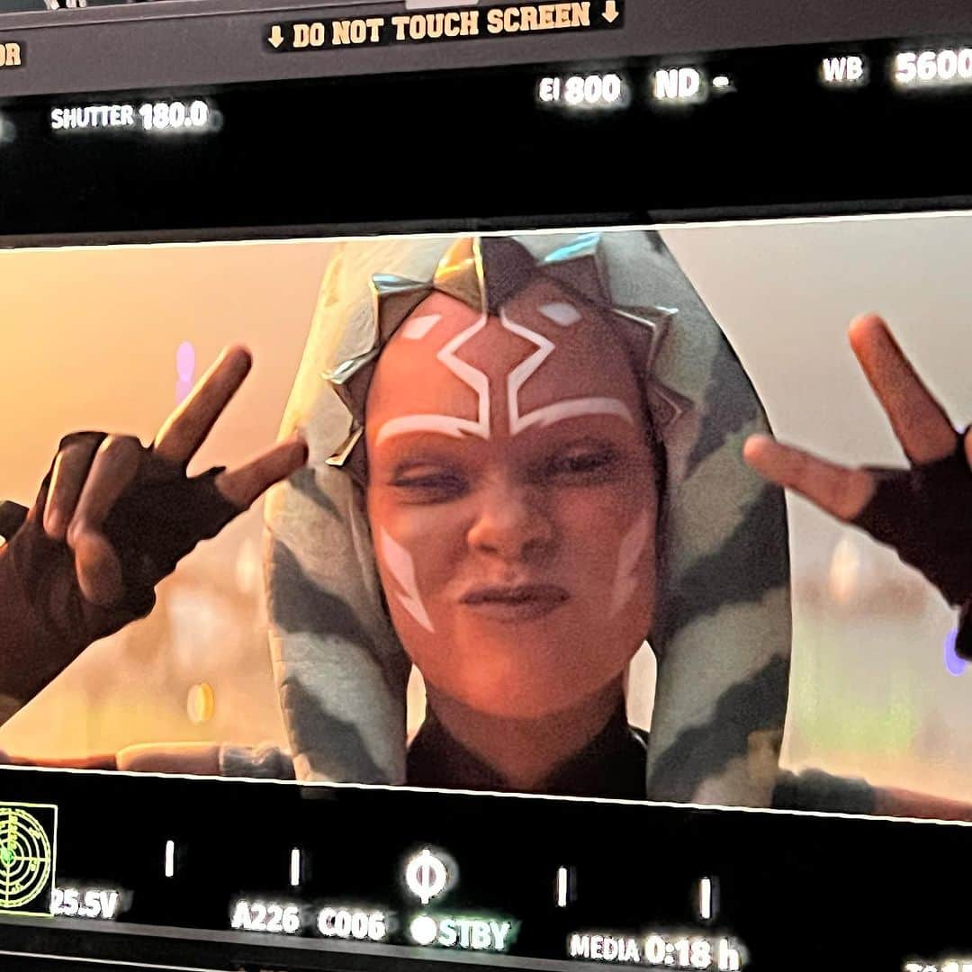 ロザリオ・ドーソンさんのインスタグラム写真 - (ロザリオ・ドーソンInstagram)「Now that I can share some moments of this remarkable journey,  @ashleyeckstein , I wanted to start by saying thank you. Your talent, love and passion sears through every Ahsoka performance. Having you onset (and nailing our con photo routine) has the fan girl in me forever grinning. Thank you for visiting me in another galaxy.  Dear fierce @ariana_greenblatt , tiny and mighty. You do not play when you train and prepare. It was awesome to see you transform. You embedded so much heart into every moment-it was heartbreaking.   Both of you expanded and inspired in me memories, informing every day with a rich palpable history. You helped me turn dream into reality and I will forever be grateful to share in telling AHSOKA TANO’s story to the world, with you.  Cheers to all of the fans who have championed AHSOKA all of these years, keeping her story going and making my (our?!) dreams come true.   #AHSOKALIVES #TANOTUESDAY #AHSOKAVERSE」11月15日 7時45分 - rosariodawson