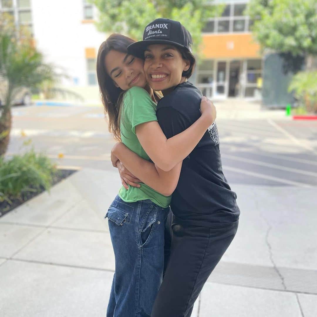 ロザリオ・ドーソンさんのインスタグラム写真 - (ロザリオ・ドーソンInstagram)「Now that I can share some moments of this remarkable journey,  @ashleyeckstein , I wanted to start by saying thank you. Your talent, love and passion sears through every Ahsoka performance. Having you onset (and nailing our con photo routine) has the fan girl in me forever grinning. Thank you for visiting me in another galaxy.  Dear fierce @ariana_greenblatt , tiny and mighty. You do not play when you train and prepare. It was awesome to see you transform. You embedded so much heart into every moment-it was heartbreaking.   Both of you expanded and inspired in me memories, informing every day with a rich palpable history. You helped me turn dream into reality and I will forever be grateful to share in telling AHSOKA TANO’s story to the world, with you.  Cheers to all of the fans who have championed AHSOKA all of these years, keeping her story going and making my (our?!) dreams come true.   #AHSOKALIVES #TANOTUESDAY #AHSOKAVERSE」11月15日 7時45分 - rosariodawson