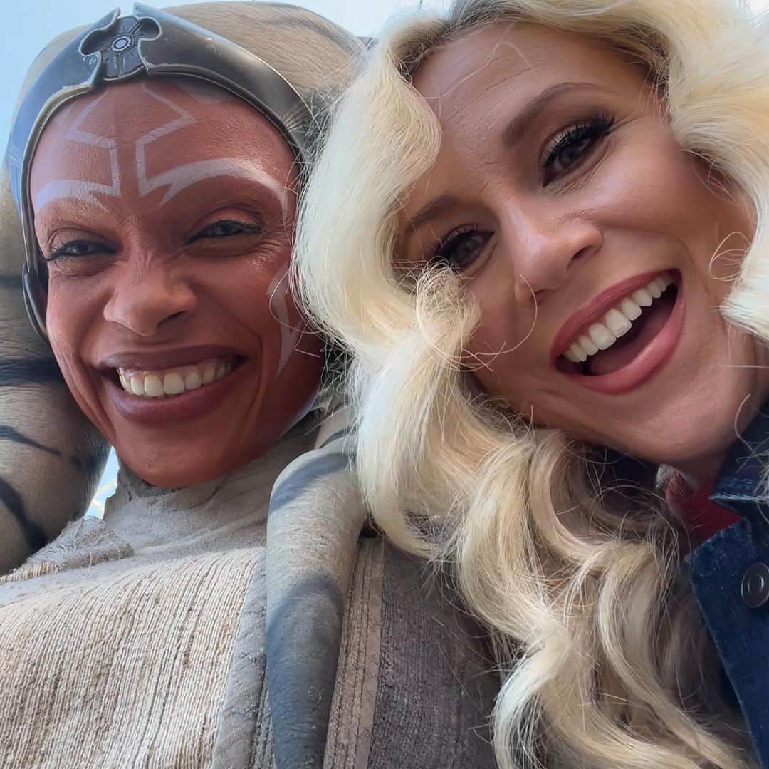 ロザリオ・ドーソンのインスタグラム：「Now that I can share some moments of this remarkable journey,  @ashleyeckstein , I wanted to start by saying thank you. Your talent, love and passion sears through every Ahsoka performance. Having you onset (and nailing our con photo routine) has the fan girl in me forever grinning. Thank you for visiting me in another galaxy.  Dear fierce @ariana_greenblatt , tiny and mighty. You do not play when you train and prepare. It was awesome to see you transform. You embedded so much heart into every moment-it was heartbreaking.   Both of you expanded and inspired in me memories, informing every day with a rich palpable history. You helped me turn dream into reality and I will forever be grateful to share in telling AHSOKA TANO’s story to the world, with you.  Cheers to all of the fans who have championed AHSOKA all of these years, keeping her story going and making my (our?!) dreams come true.   #AHSOKALIVES #TANOTUESDAY #AHSOKAVERSE」