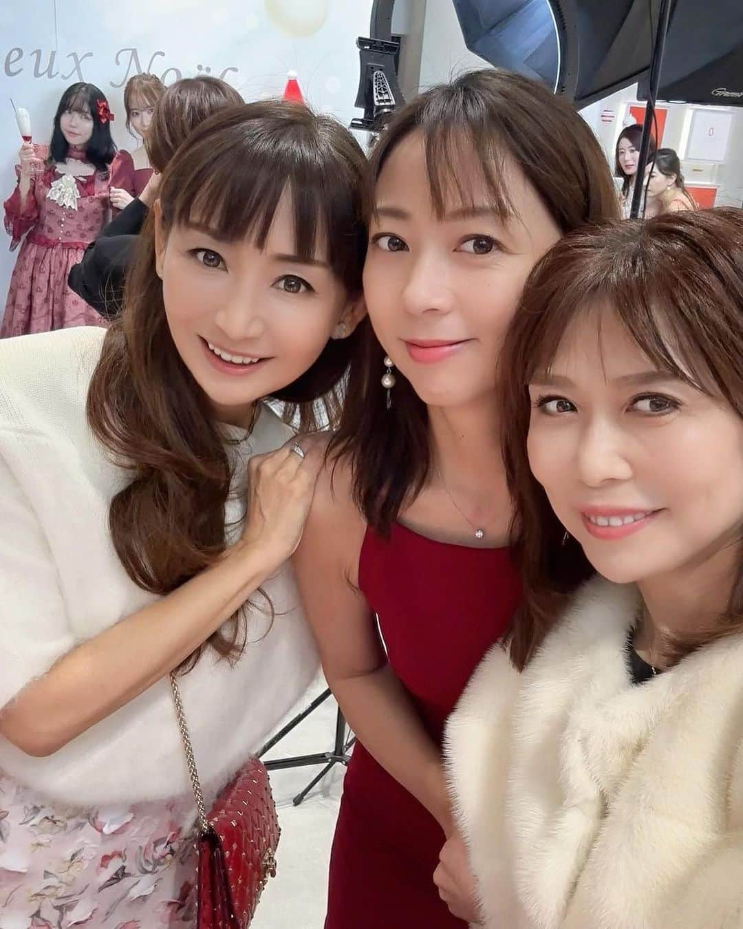 長谷川夕希子さんのインスタグラム写真 - (長谷川夕希子Instagram)「世界大会優勝パティシエ🏅が織りなす美しく美味しいケーキの LOUANGE TOKYO [ルワンジュ トーキョー］ Christmas Collection 2023 🎄🎂🌟 @louange_tokyo  @louangetokyo_lemusee   へ行ってきました♪😊🎄  今年のテーマは "HAPPY SNOWMAN"⛄️💞  高級苺を贅沢に使い、スポンジ生地には新プレミアム太陽卵🥚を使用した 【GIFT NOEL 2023】 や、 世界優勝パティシエが最先端の技術を駆使した苺🍓と様々な食材を組み合わせた新感覚のムースケーキなど 美しくて可愛らしい心を鷲掴みされるデザイン 😍 の上、 どうしても食べたくなってしまう魅惑のケーキのラインナップでした🥰✨✨✨  私が注文したくなったのは、 【MINI TART SNOWMAN 2023】  雪だるま⛄️が熊🐻と雪の上に寝そべってるの😍味はクリームチーズタルト❣️  もう一つは、 【LUXE MONTBLANC NOEL 2023】 皇室献上品 和平栗🌰と北海道産生クリームを使用したマロンムースモンブラン カシスジャムがアクセントになってると😋  選んでるだけで夢見心地でした🥰  @masayowarashina  と @shiho.cc.cc  と 楽しんで来たよ♪ ドレスコードは、red or whiteでした🤍❤️  #louange  #louangetokyo  #ルワンジュ東京  #銀座カフェ  #クリスマスケーキ2023  #christmascake2023  #クリスマススイーツ  #クリスマスコレクション  #アラフォーライフ #アラフィフライフ #美魔女 #大人女子の休日 #クリスマスコーデ」11月15日 7時49分 - yukikogabby