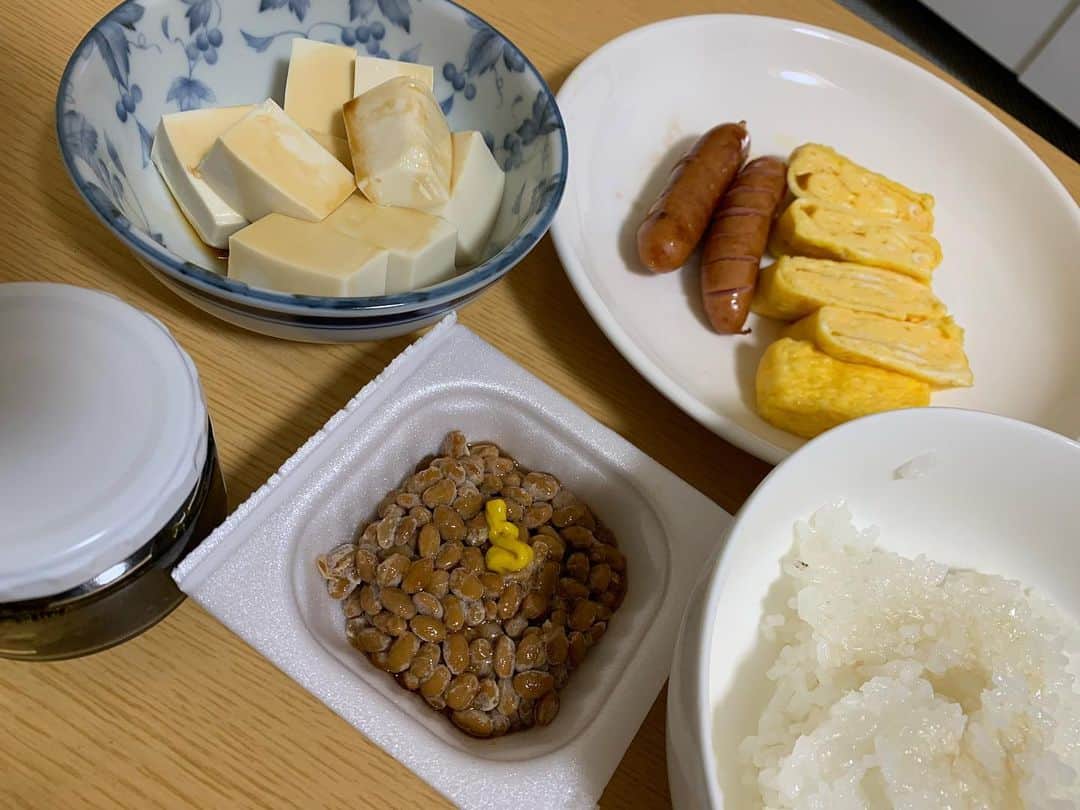 村上ショージのインスタグラム：「おはよう😃質素だと思いますが私にはご馳走です^_^鍋で炊いた新米🫕炊き方わかりましたよ。美味かった卵焼きにウインナー豆腐も暖かご飯には最高です😀寒くなりますが心だけはあったかくして今日も頑張ろうね！^_^」