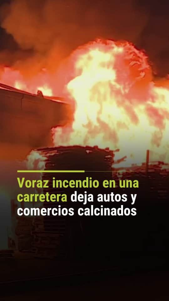 Primer Impactoのインスタグラム：「🚒 Las imágenes de un incendio monumental que acabó con decenas de vehículos, comercios y obligó el cierre de una carretera, provocando severo caos vial.  Reporta @salduran  📺 Más en Primer Impacto a las 5pm/ 4C de lunes a viernes por @univision   #incendio #carretera #LosAngeles #EEUU #primerimpacto」