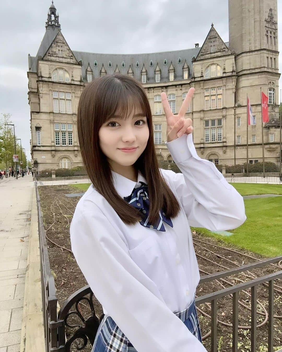 せきぐちりさのインスタグラム：「ついに！フォロワーさんが20万人になりました！！ いつも応援してくれているみなさん、毎日のいいねやコメント本当に助かってます！！ 本当にありがとうございます🫶💕  最近はポコチャでのライブ配信が増え、なかなかインスタライブに時間がとれなくなってしまったので、唐突ですが改めて自己紹介したいと思います🧍🏻‍♀️  ルクセンブルク🇱🇺在住19歳のせきぐちりさです🐤☔️ ルクセンブルクへは2年前に親の転勤で来ました✈️ 今は英語とフランス語の語学学校に通いながら、ライバー＆インフルエンサーとして活動しています。  今後は、来年2月頃に日本に完全帰国して本格的に活動していく予定です🏃‍♀️ これからも応援宜しくお願いします！🧎‍♀️  ／ 🗣️プロフィールから各種SNSのフォローしてね~🫶 ＼  @risa_s_lisa  Please follow me 🩷 关注我的Instagram 🤍 팔로우 해 주세요 🩵」