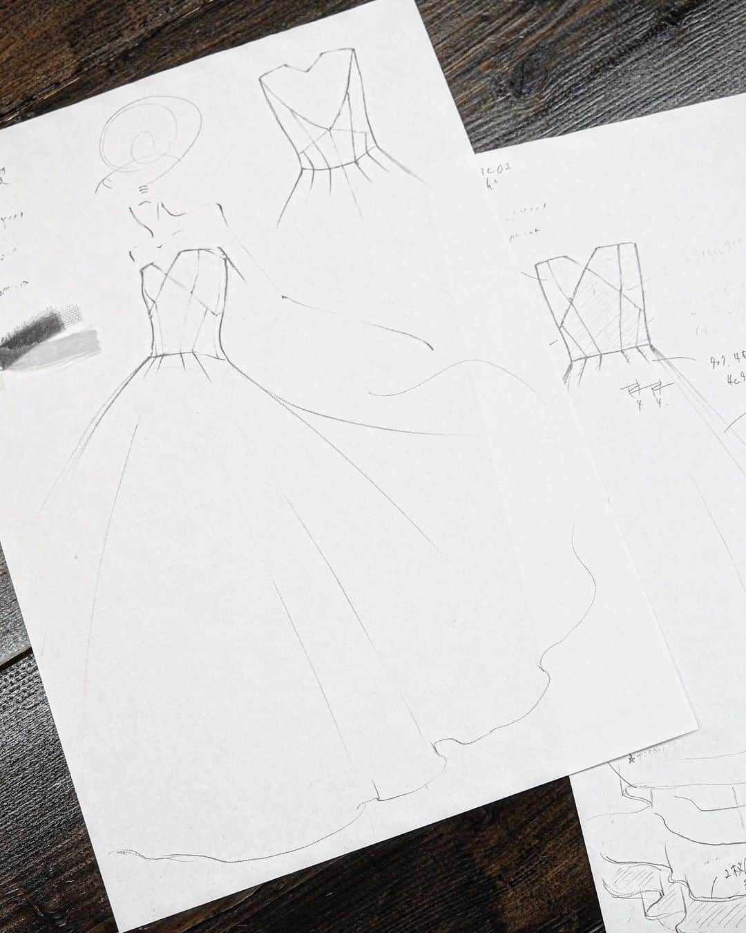 nae.ATELIERのインスタグラム：「【Making process | “Norah”】 成熟した大人っぽさを感じさせる 上品さと格好良さのある寒色を作ろう。 そこから"norah"(ノラ)のデザインは始まりました。  2022年までのカラードレスは 3色の色を重ねて作ってきましたが、 今年はそれに飽き足らず、 4色の違う色と質感を重ねてみることにしました。  カサっと硬質なシルクオーガンジー、 ぼかしの効果のあるチュール、 ふわりと軽くて光を通すオーガンジー2種。  4色がどれも重ねの相性がよく、 重ねる順番や組み合わせによる見え方で 違う色の濃淡が表現できそうで面白かったので、 縫製仕様を装飾的に使い、 ボディの上にラインを描こうと思いました。  ハートカットでもVカットでもないカットの胸元に、 視覚的に身体を細く見せ、 上半身をコンパクト&脚長に見せて 全体のバランスアップをはかる切替位置をミリ単位で調節。  ボディに描いたラインはすべて、 生地の重なりの縫い代で表現しました。  また、 どの角度から見ても体がスタイルアップして見えるよう、 胸元とウエスト部分、スカート部分と少しずつ重ね方を変えたカラーブロッキングでメリハリをつけています。  スカートは動くたびに 深いグラデーションを感じていただけますので、 是非、ご試着の際、動いてお確かめください。  “Norah” has modern and chic atmosphere made by incorporating layering of 4 colors & 3 materials and sewing techniques into the design, expressing a gradation-like shade within a single garment and graphical line.  Color blocking and the deformed V cut on the bustier part make the body look thin and stylish. Also for the skirt part, by moving, you can feel the deep color gradation with the layering of 3 thin fabric : silk organza, tulle, and high quality polyester organza.  Hope the brides enjoy this dress.  nae.ATELIER 東京都渋谷区恵比寿南1-13-2 EBISU COURT 101 TEL:03-6409-6369  #大好きと大切をすべてまとって #naeatelier #アトリエナエ #nae花嫁 #bridestyle #overseaswedding  #destinationwedding #elopementwedding #naebride #ウェディングドレス #シンプルドレス #Aラインドレス #norah」