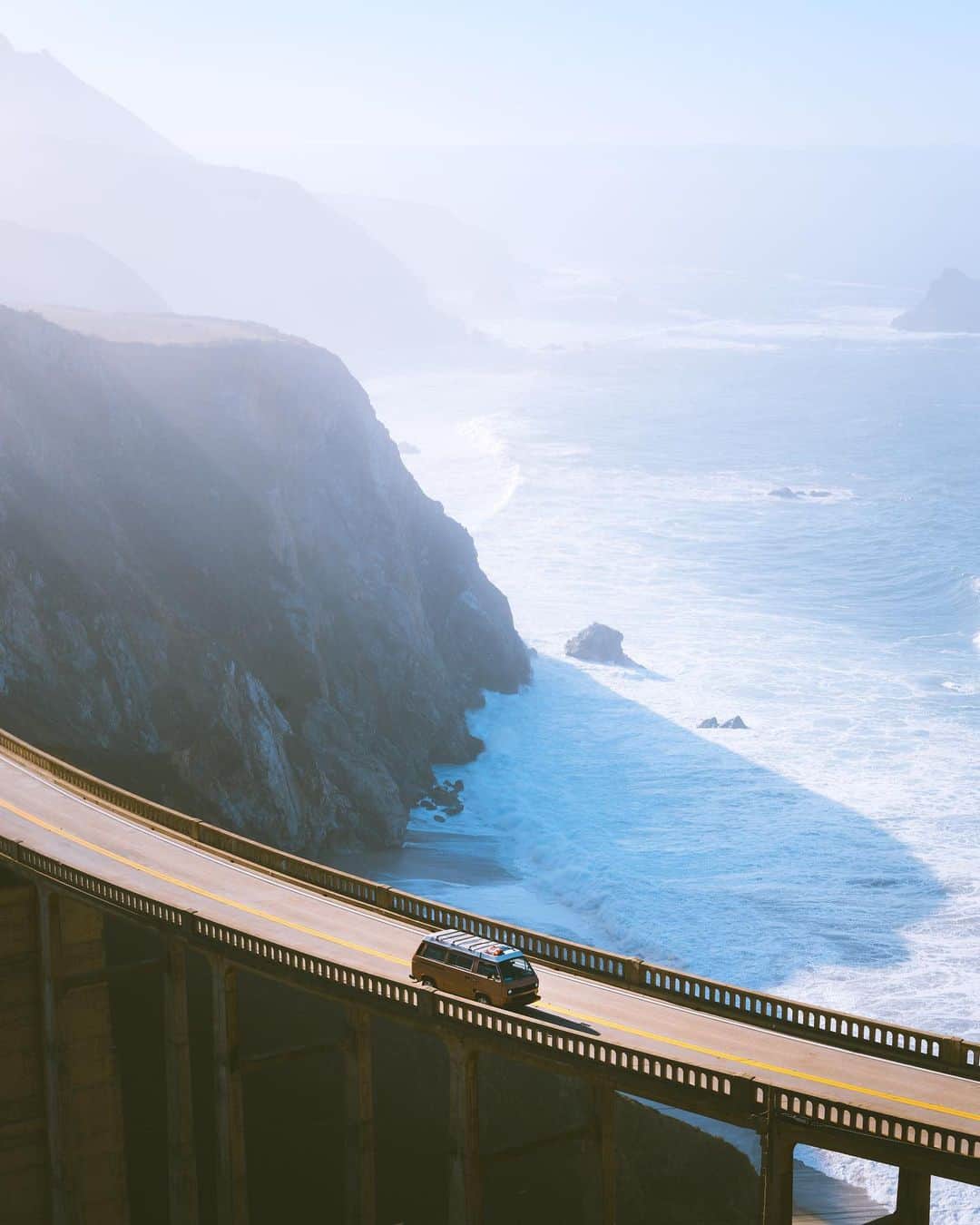 Travel + Leisureのインスタグラム：「Photo by @nathanielwise 🚙 Big Sur is home to breathtaking cliffs, beaches, and seemingly endless trails that snake their way through verdant landscapes. Looking to plan a trip? Check out our Big Sur guide at the link in bio.」