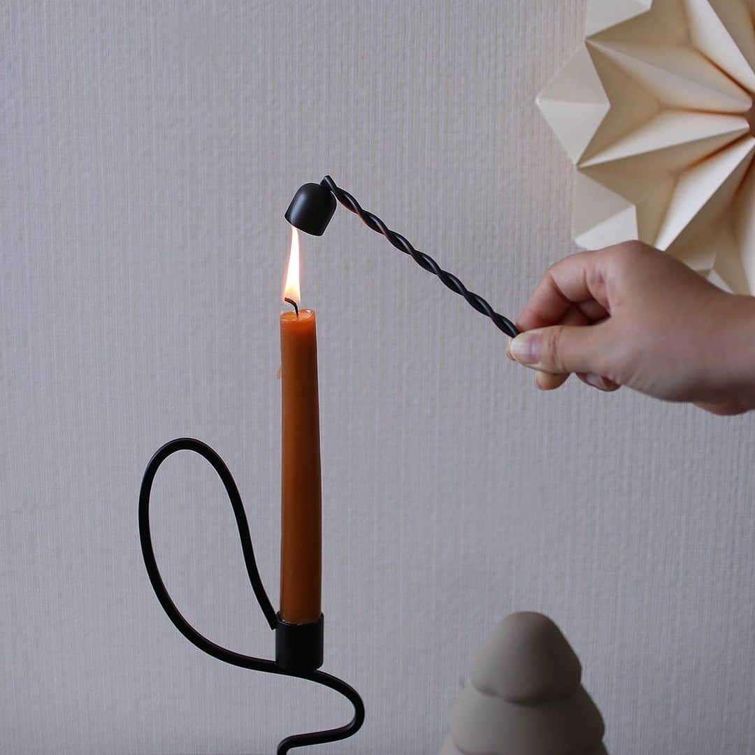 KOZLIFEさんのインスタグラム写真 - (KOZLIFEInstagram)「キャンドルの炎を消す道具。 「フー」っとすれば 消すことはできますが これを使えば、 煙を最小限に抑えたり ロウの飛び散りがなくなったり。 「ちょっと嫌なこと」を なくしてくれますよ。 もちろんデザインは かなり可愛い❤  -登場のアイテム- ferm LIVING/ Twist candle snuffer  ◎商品は当店トップページのリンクor画像を タップしてください。 @kozlife_tokyo  #KOZLIFE #コズライフ #japan #LoveFoodLoveLife #Interior #instahome #instagood #fermliving #ファームリビング #クリスマス #デンマーク #北欧のクリスマス #北欧インテリア #暮らし #北欧雑貨 #丁寧な暮らし #シンプルライフ #キャンドル #ろうそく消し」11月15日 8時05分 - kozlife_tokyo