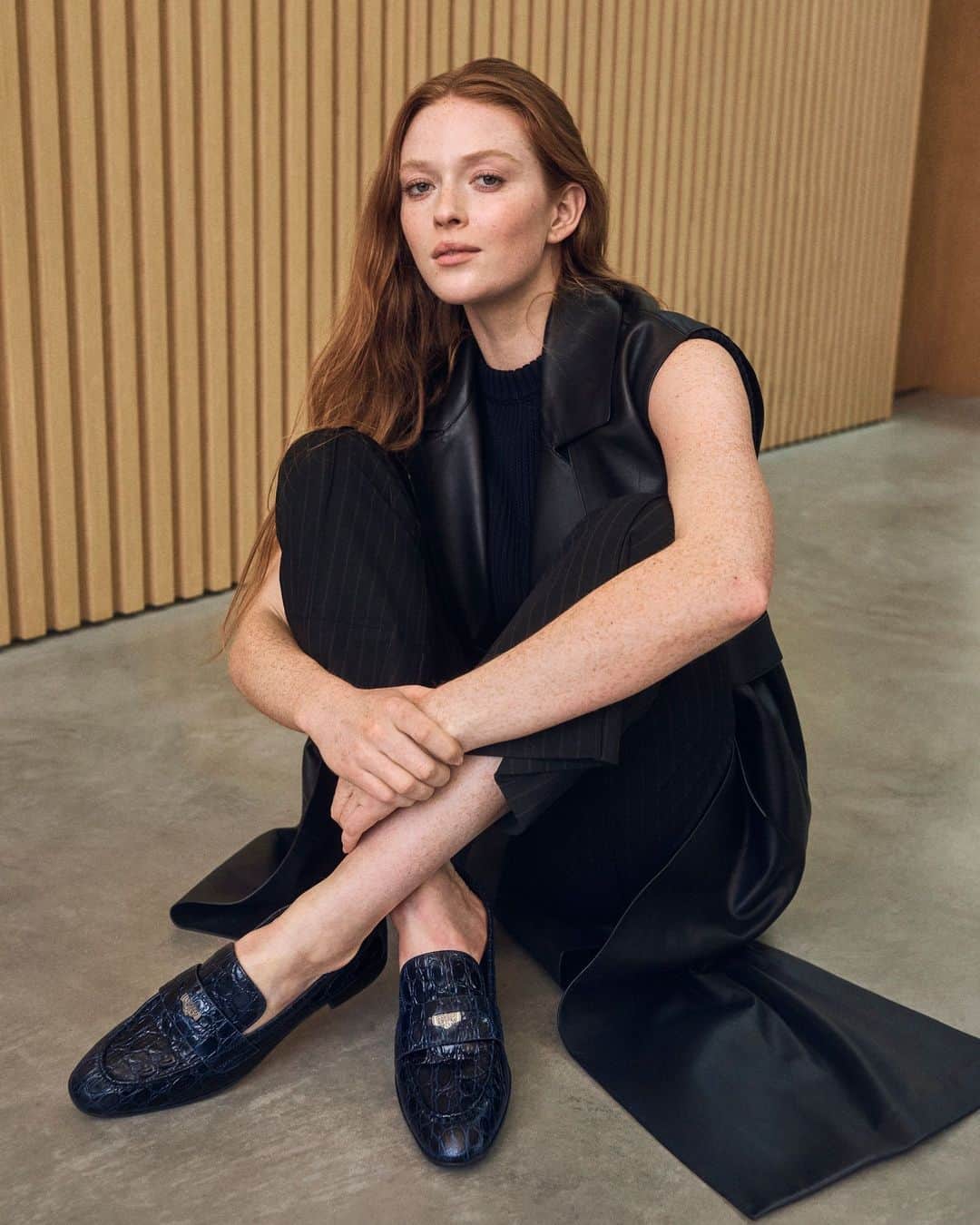 ヴィンスカムートのインスタグラム：「Look effortlessly chic in the Parama loafer 💙」