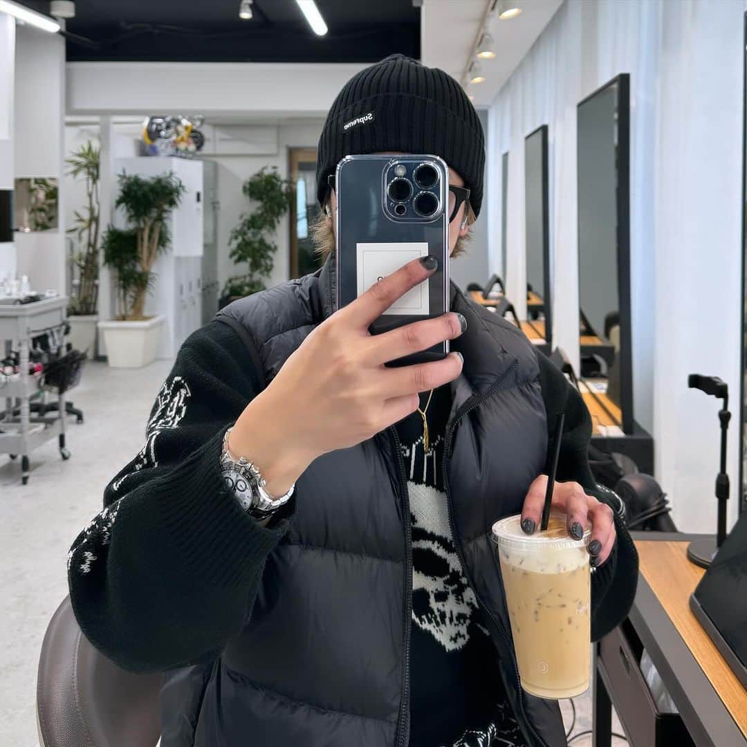 加代憲康のインスタグラム：「supreme× BOUNTY HUNTER  コラボニットはええ感じ。寒すぎて今年初のダウンベスト着ました。朝イチの @chromeheartsofficial のバケハは迷って迷って辞めた😆衝動買いばっかりしちゃうからよく買わずに抑えれた😂笑大人になりましたw  先日は金沢でsecret colorセミナーでした。満員御礼の会場パンパンで120名もご参加いただきありがとうございました！ @yayo_cleto_ やよちゃんのサポート力は神でした。ありがとね！  またセミナー依頼が増えてきてるので2024年もがんばります！セミナー依頼はディーラーのルフトさん、もしくはミルボンさんに問い合わせよろしくお願いします🙇  昨日の夜のOSAKA会食は本当楽しかった。今日もサロンワークして夜会食。楽しんでいきまーす！」