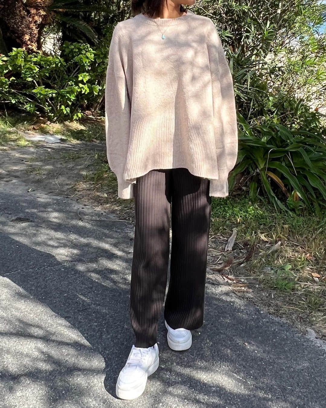 Akane Ogawaさんのインスタグラム写真 - (Akane OgawaInstagram)「おはようございます🏵️ 朝から良いお天気☀️  天竺編みニット🧶  ふっくら、もっちり。 ボリューム感と肌ざわりが心地よい、 新作ニット🤎  程よいゆとりのボックスシルエットで 程よいボリューム袖、 長めの裾リブ♡  ヒップが隠れる丈感に、 抜け感のあるサイドスリットもポイントです♡  さらっと着用するだけで、トレンド感ある 1枚は持っておきたい形のニットです♡  リブニットパンツも入荷済みです✨✨  座ってる時も可愛いデザインです🧶✨✨  #天竺編みニット #pinkmafia #pinkmafiasmd #izu #shimoda」11月15日 8時02分 - pinkmafia_akane