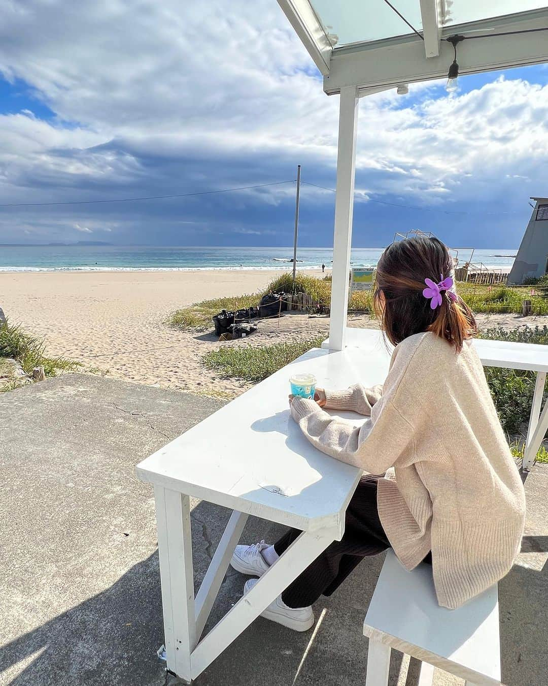 Akane Ogawaのインスタグラム：「おはようございます🏵️ 朝から良いお天気☀️  天竺編みニット🧶  ふっくら、もっちり。 ボリューム感と肌ざわりが心地よい、 新作ニット🤎  程よいゆとりのボックスシルエットで 程よいボリューム袖、 長めの裾リブ♡  ヒップが隠れる丈感に、 抜け感のあるサイドスリットもポイントです♡  さらっと着用するだけで、トレンド感ある 1枚は持っておきたい形のニットです♡  リブニットパンツも入荷済みです✨✨  座ってる時も可愛いデザインです🧶✨✨  #天竺編みニット #pinkmafia #pinkmafiasmd #izu #shimoda」