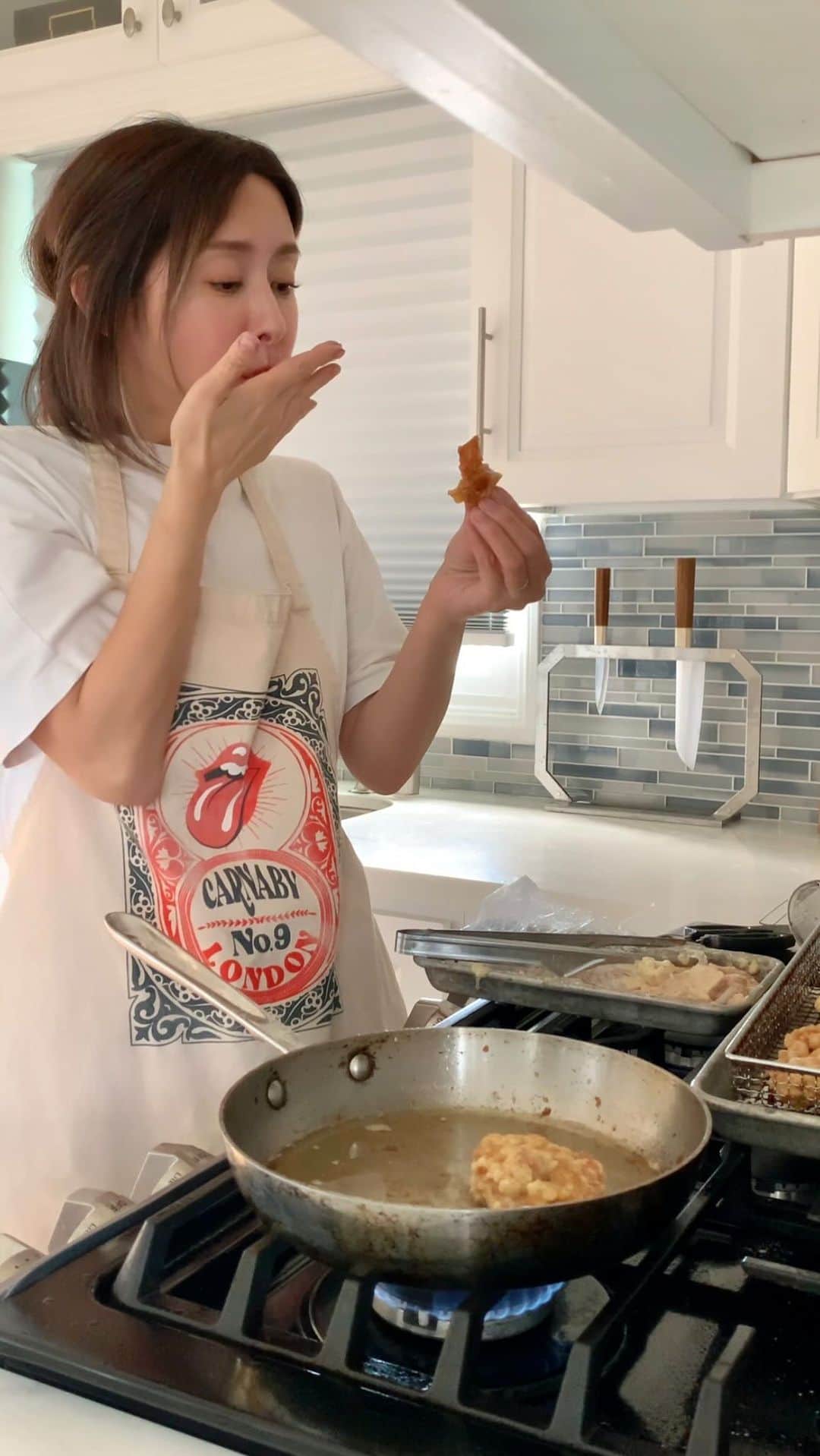 高木りなのインスタグラム：「わが家の定番、同じ食材で違う味付け。唐揚げとヤンニョムチキン🇯🇵🇰🇷 같은재료로 다른양념 일본 가라아게와 한국 양념치킨 - - - - - - - - - - - - - - - - ヤンニョムチキン 양념치킨 <下味 밑간>  生姜&にんにくのみじん切り、酒、胡椒 다진 생강, 다진 마늘, 술, 후추 <ソース 양념장>  砂糖 (설탕) 1.5 オイスターソース (굴소스) 1 はちみつ(꿀) 3 ごま油(참기름) 1 醤油(간장) 3 水(물) 80ml ニンニクのみじん切り(다진마늘) 鷹の爪 (말린홍고추)  - からあげ 가리아게 <下味 밑간> 生姜&にんにくのみじん切り、醤油1.5 、酒1、ごま油、冷蔵庫で30-60分置く。卵と混ぜ更に30分置く。 다진 생강&마늘, 간장 1.5, 술 1, 참기름,  냉장고에서 30-60분 휴지시키고 계란이랑 섞어서 더 30분 휴지시켜줍니다」