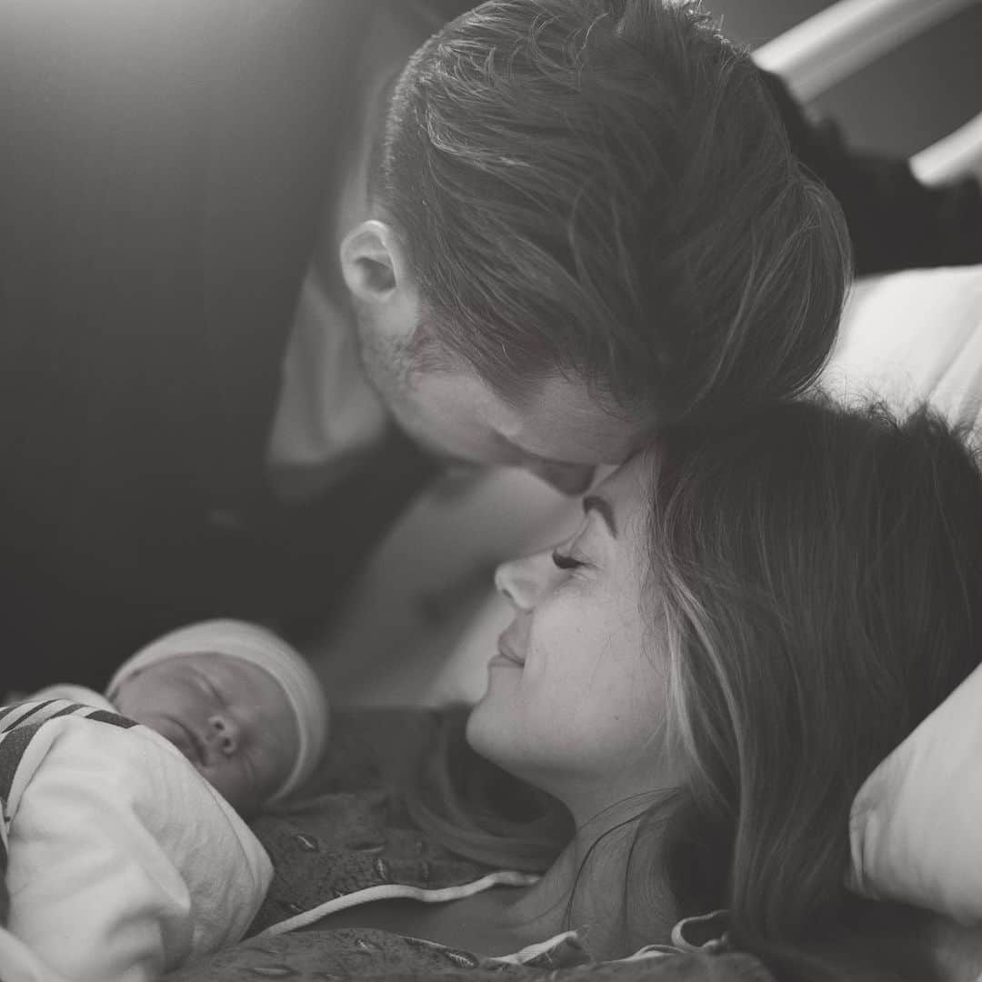 ジャナ・クレイマーのインスタグラム：「Welcome to the world sweet Roman James Russell. Blessed beyond measure for this little miracle. 11.13.2023. 6lbs 1oz.」