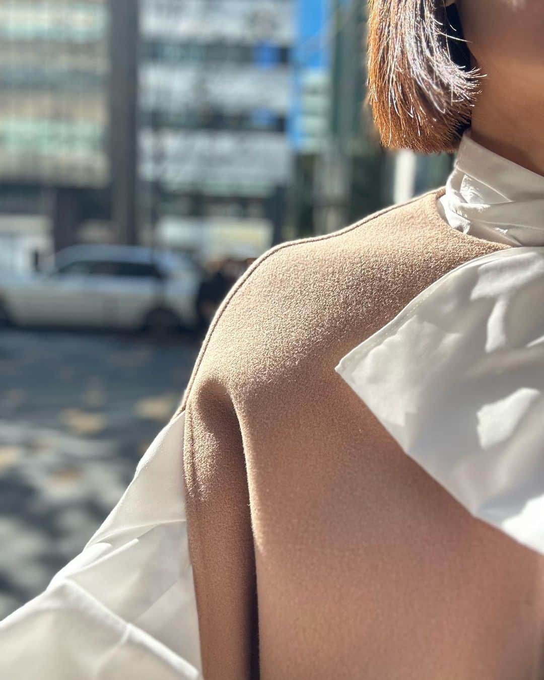 KAORI.OMURA 大村香織さんのインスタグラム写真 - (KAORI.OMURA 大村香織Instagram)「沢山ご質問いただいたポンチョ こちらは　@jdot_official_ です😆  色味に一目惚れしまして、オーダーしてました♡ しっかりした生地で 綺麗な形がキープされるから安心して着ていられる🙆‍♀️  ポンチョから出したリボントップスは　@_y_o_r_i_  リボンなんだけど甘すぎない形が気分 シャツなんだけど洗濯してもシワにならない✨  パンツも @_y_o_r_i_  昨日ストーリーズにも買いたけど 私のパンツ難民はひとまず落ち着きました こちらも生地感が好きでよく履いています🙋‍♀️  -———  11月18日スタートの セルフブランディングを軸に未来を創る It's me講座 1期生　満席🈵 @kaorijuku   1dayレッスンお茶会や2期の お問合せは公式LINEまで  2024年 起業家女性向けサービス スタート予定  -———  #yori_japan #パンツコーデ#ポンチョ#ジェイドット #自分の機嫌は自分でとる#大人女子」11月15日 8時13分 - kaori.omura