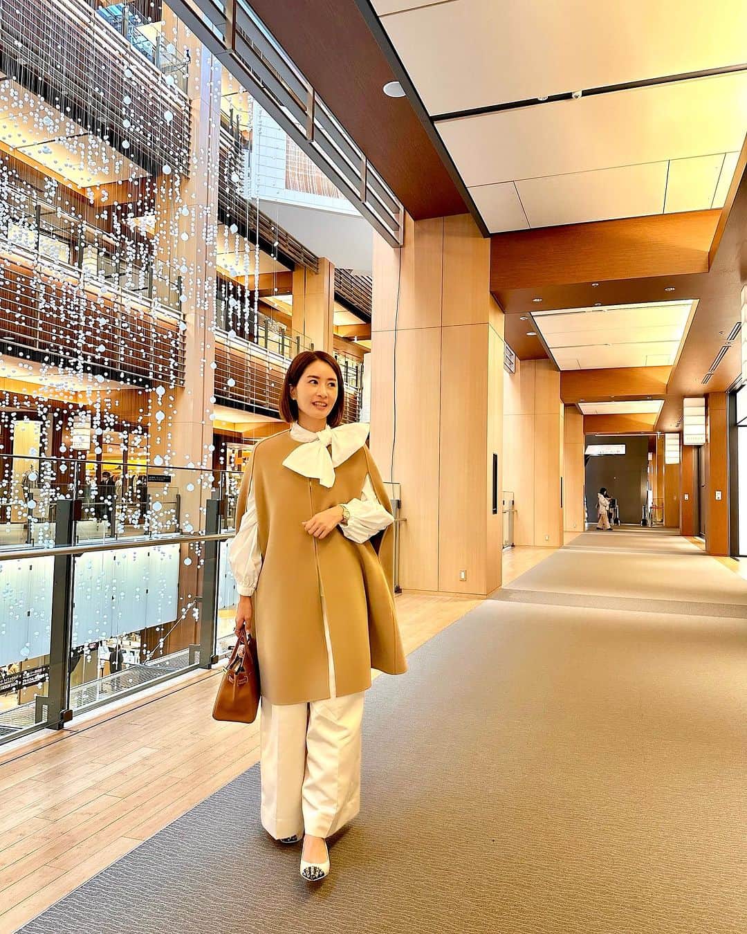 KAORI.OMURA 大村香織さんのインスタグラム写真 - (KAORI.OMURA 大村香織Instagram)「沢山ご質問いただいたポンチョ こちらは　@jdot_official_ です😆  色味に一目惚れしまして、オーダーしてました♡ しっかりした生地で 綺麗な形がキープされるから安心して着ていられる🙆‍♀️  ポンチョから出したリボントップスは　@_y_o_r_i_  リボンなんだけど甘すぎない形が気分 シャツなんだけど洗濯してもシワにならない✨  パンツも @_y_o_r_i_  昨日ストーリーズにも買いたけど 私のパンツ難民はひとまず落ち着きました こちらも生地感が好きでよく履いています🙋‍♀️  -———  11月18日スタートの セルフブランディングを軸に未来を創る It's me講座 1期生　満席🈵 @kaorijuku   1dayレッスンお茶会や2期の お問合せは公式LINEまで  2024年 起業家女性向けサービス スタート予定  -———  #yori_japan #パンツコーデ#ポンチョ#ジェイドット #自分の機嫌は自分でとる#大人女子」11月15日 8時13分 - kaori.omura