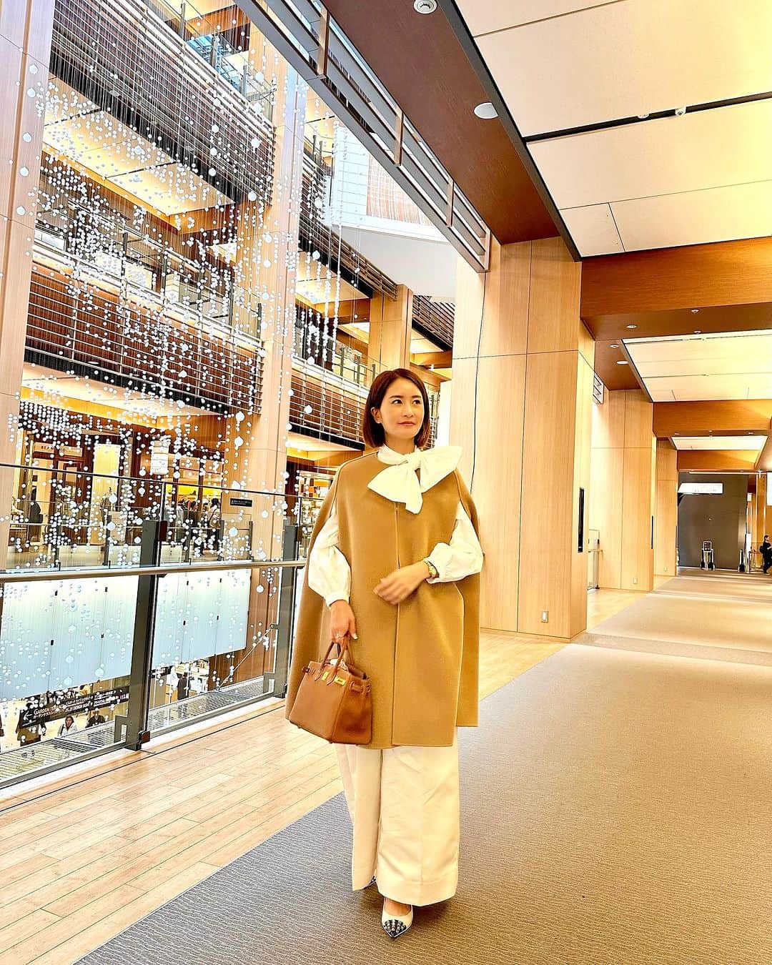 KAORI.OMURA 大村香織さんのインスタグラム写真 - (KAORI.OMURA 大村香織Instagram)「沢山ご質問いただいたポンチョ こちらは　@jdot_official_ です😆  色味に一目惚れしまして、オーダーしてました♡ しっかりした生地で 綺麗な形がキープされるから安心して着ていられる🙆‍♀️  ポンチョから出したリボントップスは　@_y_o_r_i_  リボンなんだけど甘すぎない形が気分 シャツなんだけど洗濯してもシワにならない✨  パンツも @_y_o_r_i_  昨日ストーリーズにも買いたけど 私のパンツ難民はひとまず落ち着きました こちらも生地感が好きでよく履いています🙋‍♀️  -———  11月18日スタートの セルフブランディングを軸に未来を創る It's me講座 1期生　満席🈵 @kaorijuku   1dayレッスンお茶会や2期の お問合せは公式LINEまで  2024年 起業家女性向けサービス スタート予定  -———  #yori_japan #パンツコーデ#ポンチョ#ジェイドット #自分の機嫌は自分でとる#大人女子」11月15日 8時13分 - kaori.omura