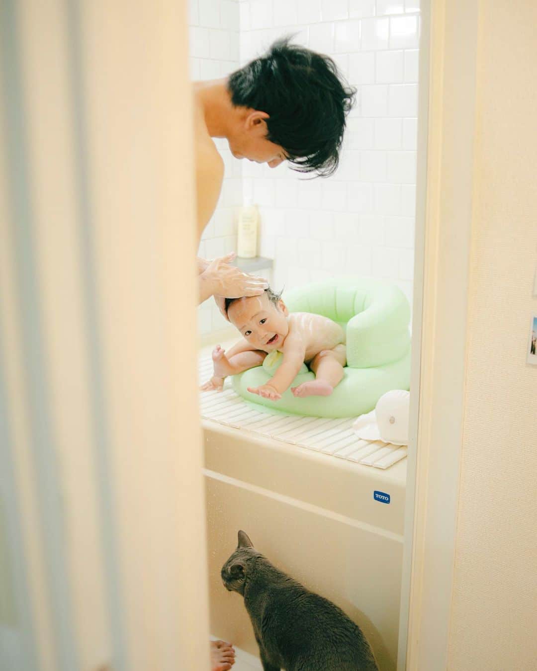 福田瞳さんのインスタグラム写真 - (福田瞳Instagram)「2023.. 多分9月かな☺︎ パパの方がわたしより丁寧だし風呂タイムを楽しんでる気がするな。 二人が楽しそうでほっこり☺︎ あ、笑ってる写真いれそびれた😂」11月15日 8時06分 - fukudahitomi610