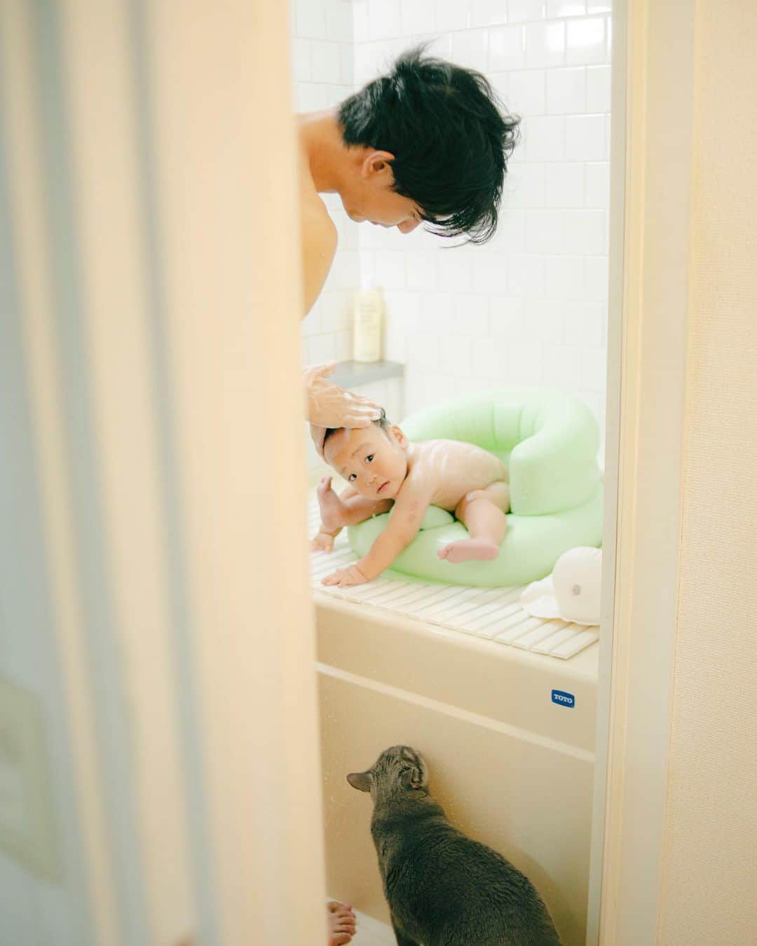 福田瞳のインスタグラム：「2023.. 多分9月かな☺︎ パパの方がわたしより丁寧だし風呂タイムを楽しんでる気がするな。 二人が楽しそうでほっこり☺︎ あ、笑ってる写真いれそびれた😂」