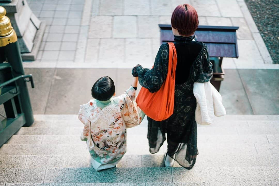 ヒロタテツヤさんのインスタグラム写真 - (ヒロタテツヤInstagram)「七五三に行ってきました😌  無事に5歳を迎えられたことに感謝し、これからの健やかな成長をお祈りして頂きました⛩️  どうやら、神様に会えたみたいです。よかったね！  おめでとう😌  #753  #七五三  #難波神社 #おめでとう #七五三撮影」11月15日 8時06分 - hirotetu68