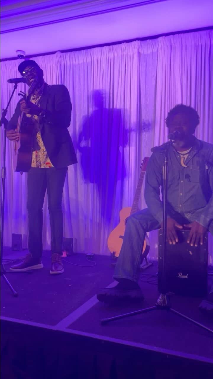 カーステン・ヴァングスネスのインスタグラム：「BIG SUNDAY MAGIC @jacarandaschoolfororphans @mermans_mosengo @jason_tamba_official (I don’t know who was the amazing percussionist at the end) with the magnificent Marie De Silva - if you want a great cause to give to @jacarandaschoolfororphans is fantastic- link in bio about them 💜」
