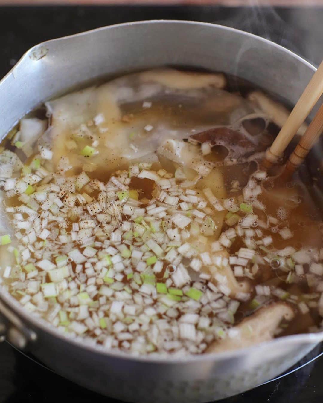 ぐっち夫婦さんのインスタグラム写真 - (ぐっち夫婦Instagram)「つるんとした皮が美味しい。チャーハンや回鍋肉などの中華おかずのスープにおすすめ＾＾  今日は「包まずワンタンスープ」  ワンタンスープを包まず簡単に✨ なんか汁物つけたいなぁと思ったときにも手軽にできる1品。 ひき肉と生姜を炒めて、スープ仕立てに。 半分に切ったワンタンを合わせて。  ぜひ今夜の夕飯のお供に〜！  ***  毎日HPにてレシピ更新してます よかったら遊びに来てね🙋‍♂️🙋‍♀️🏡 @gucci_fuufu  ☻︎ ⓉⓄⒹⒶⓎ'ⓢ ⓜⒺⓃⓊ ︎☻  「包まずワンタンスープ」 🥞分量:2人分 ⏰調理時間:10分 ⭐️難易度:★☆☆  🍳材料&作り方 ワンタンの皮…10枚ほど 豚ひき肉（鶏ひき肉でも可）…100g しょうが…ひとかけ しいたけ…1個 長ねぎ…10cmほど ごま油  水…600ml 鶏がらスープの素…小さじ1 A しょうゆ…大さじ1〜 酒…大さじ1 塩・こしょう…少々  🐣下準備🐣 しょうがは皮をむいて千切りに、 しいたけは薄切りに、長ねぎはみじんぎりにする。 ワンタンの皮は斜めにハサミなどで切る。  🙋‍♂️炒める🙋‍♀️ 鍋にごま油小さじ1、しょうがを入れて 弱火で熱し香りが出てきたら、ひき肉を入れて塩・こしょう （分量外）をし、ほぐしながら炒める。 * 🙋‍♂️スープに仕立てる🙋‍♀️ ひき肉に火が入ったら、水、鶏がらスープの素、 しいたけを入れて火にかけ、アクを取る。 しいたけがしんなりしてきたらAを入れる。 * 🙋‍♂️仕上げる🙋‍♀️ ひと煮立ちしたらワンタンの皮をひらひらと入れ、 長ねぎを入れ、塩・こしょう、しょうゆを入れて味を調整し、 香りづけにごま油を少し。器に盛る。 * 🙋‍♂️青ねぎや炒りごまを入れても！ 🙋‍♀️春雨や、たけのこなども合うかもね😋 * ☻︎ ⓉⓄⒹⒶⓎ'ⓢ ⓜⒺⓃⓊ ︎☻ * #レシピ #料理記録 #手作り料理 #簡単レシピ #ふたりごはん#夕ご飯 #晩ごはん #お家ご飯 #手料理 #時短料理 #時短レシピ#今日のごはん #料理好きな人と繋がりたい #献立  #スープ　#ワンタンスープ #共働き夫婦　#手間知らず　#手間いらずレシピ」11月15日 8時10分 - gucci_fuufu