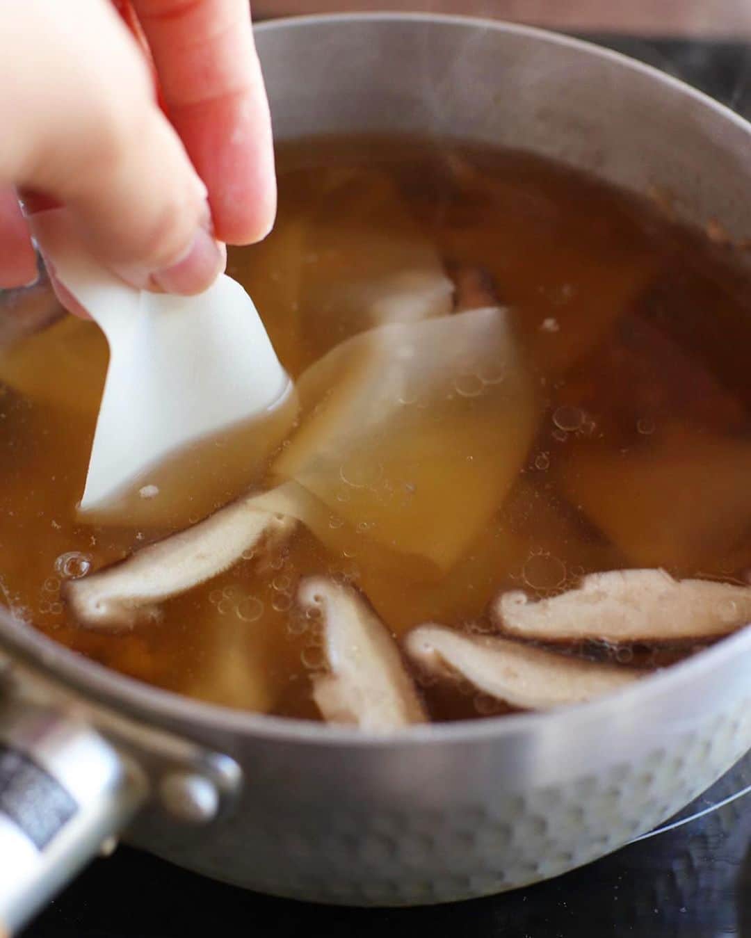 ぐっち夫婦さんのインスタグラム写真 - (ぐっち夫婦Instagram)「つるんとした皮が美味しい。チャーハンや回鍋肉などの中華おかずのスープにおすすめ＾＾  今日は「包まずワンタンスープ」  ワンタンスープを包まず簡単に✨ なんか汁物つけたいなぁと思ったときにも手軽にできる1品。 ひき肉と生姜を炒めて、スープ仕立てに。 半分に切ったワンタンを合わせて。  ぜひ今夜の夕飯のお供に〜！  ***  毎日HPにてレシピ更新してます よかったら遊びに来てね🙋‍♂️🙋‍♀️🏡 @gucci_fuufu  ☻︎ ⓉⓄⒹⒶⓎ'ⓢ ⓜⒺⓃⓊ ︎☻  「包まずワンタンスープ」 🥞分量:2人分 ⏰調理時間:10分 ⭐️難易度:★☆☆  🍳材料&作り方 ワンタンの皮…10枚ほど 豚ひき肉（鶏ひき肉でも可）…100g しょうが…ひとかけ しいたけ…1個 長ねぎ…10cmほど ごま油  水…600ml 鶏がらスープの素…小さじ1 A しょうゆ…大さじ1〜 酒…大さじ1 塩・こしょう…少々  🐣下準備🐣 しょうがは皮をむいて千切りに、 しいたけは薄切りに、長ねぎはみじんぎりにする。 ワンタンの皮は斜めにハサミなどで切る。  🙋‍♂️炒める🙋‍♀️ 鍋にごま油小さじ1、しょうがを入れて 弱火で熱し香りが出てきたら、ひき肉を入れて塩・こしょう （分量外）をし、ほぐしながら炒める。 * 🙋‍♂️スープに仕立てる🙋‍♀️ ひき肉に火が入ったら、水、鶏がらスープの素、 しいたけを入れて火にかけ、アクを取る。 しいたけがしんなりしてきたらAを入れる。 * 🙋‍♂️仕上げる🙋‍♀️ ひと煮立ちしたらワンタンの皮をひらひらと入れ、 長ねぎを入れ、塩・こしょう、しょうゆを入れて味を調整し、 香りづけにごま油を少し。器に盛る。 * 🙋‍♂️青ねぎや炒りごまを入れても！ 🙋‍♀️春雨や、たけのこなども合うかもね😋 * ☻︎ ⓉⓄⒹⒶⓎ'ⓢ ⓜⒺⓃⓊ ︎☻ * #レシピ #料理記録 #手作り料理 #簡単レシピ #ふたりごはん#夕ご飯 #晩ごはん #お家ご飯 #手料理 #時短料理 #時短レシピ#今日のごはん #料理好きな人と繋がりたい #献立  #スープ　#ワンタンスープ #共働き夫婦　#手間知らず　#手間いらずレシピ」11月15日 8時10分 - gucci_fuufu