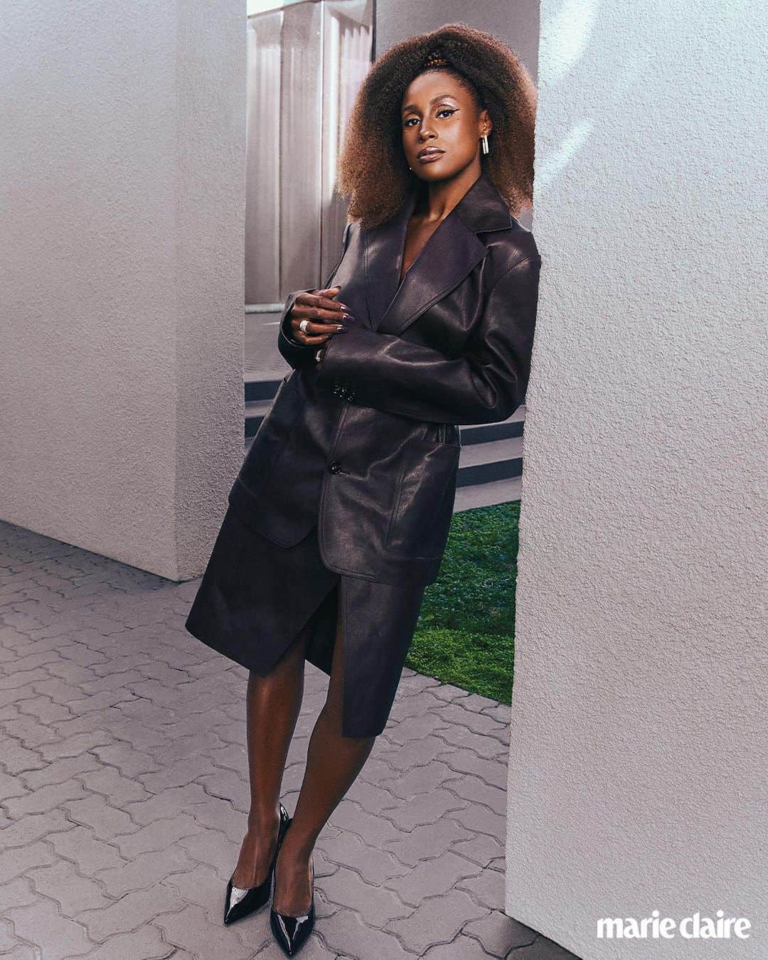 マリクレールのインスタグラム：「Just a day before our cover story interview with @issarae takes place, a *thing* happens. While attending CultureCon in New York, Rae, a keynote speaker, has her name mispronounced by a moderator. The packed crowd immediately corrects the mistake, breaking out into a cheer: “Issa! Issa! Issa!”  While that specific moment made its rounds on the internet, the fumbling of her name has happened before, as it has for many other Black women (think: Zendaya, Rihanna, Kamala). But Rae has launched an entire empire centered around her moniker: Hoorae (@hooraemedia), Raedio (@theraedio), and, most recently, Viarae Wines (@viaraewines).  With her new company and a long list of projects in the works, Issa Rae is ensuring you will put respect on her name. In fact, you’ll spend money on it. Link in bio to read our November 2023 Power Issue cover story.  Photographer: @chriseanrose Writer: @corimurray Stylist: @jaredellner Hair Stylist: @felicialeatherwood Makeup Artist: @joannasimkin @thewallgroup Manicurist: @eriishizu @opusbeauty」