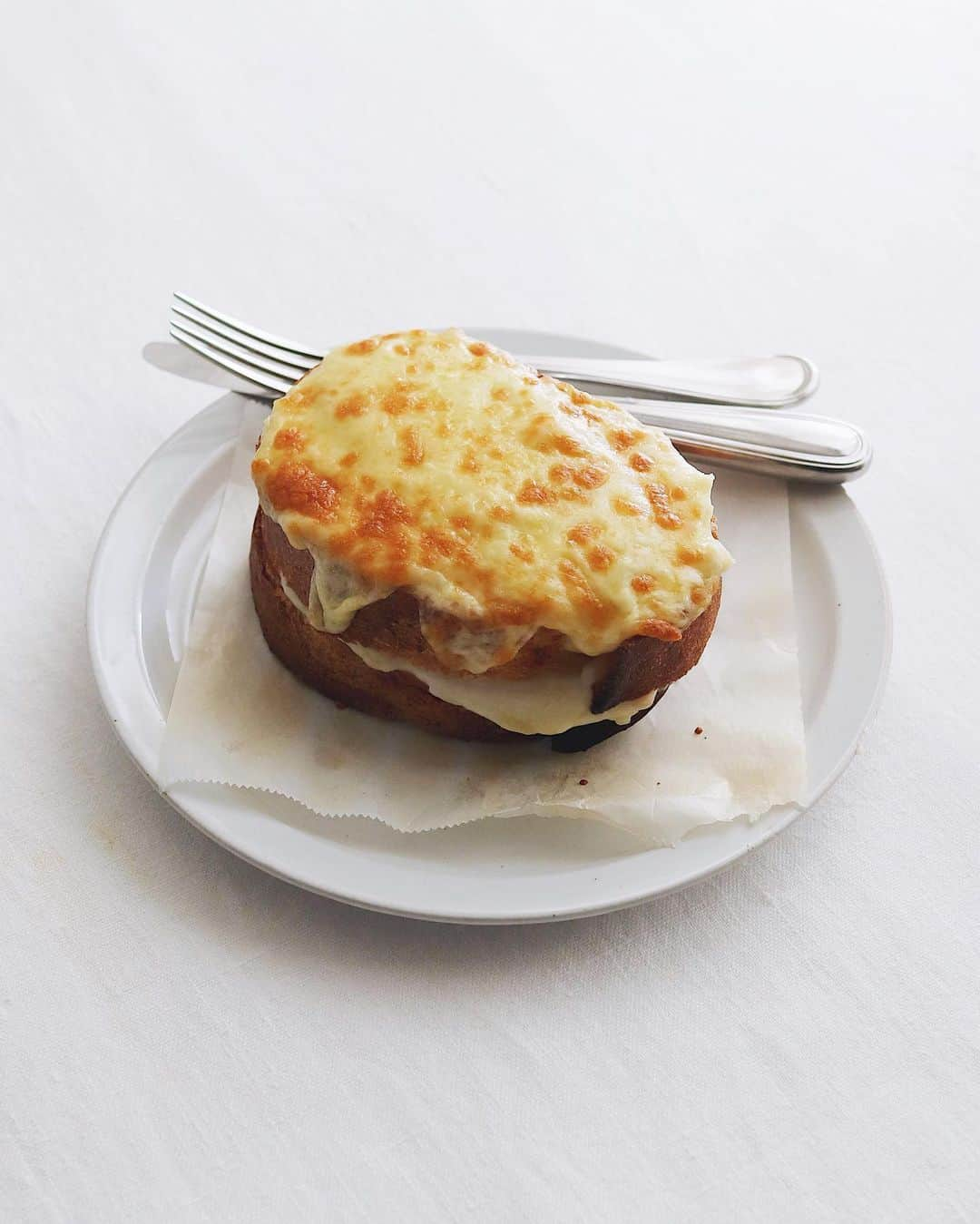 樋口正樹のインスタグラム：「Croque Monsieur 🧀  朝ご飯のクロックムッシュ。 チーズとホワイトクリーム をのせて、中にはチーズと ホワイトクリームとハムで、 香ばしくとろとろに焼いた 間違いなくおいしいやつー👍  今朝はタカキベーカリーの 石窯モーニングフランスの 全粒粉入りを２枚使用して ボリュームがでましたけど、 重ねて高さあったおかげで 焼き色もいい感じに付いた🤗  @takaki_bakery_official  . #クロックムッシュ #ホットサンド #チーズたっぷり #石窯モーニングフランス #タカキベーカリー #croquemonsieur #takakibakery #pr」