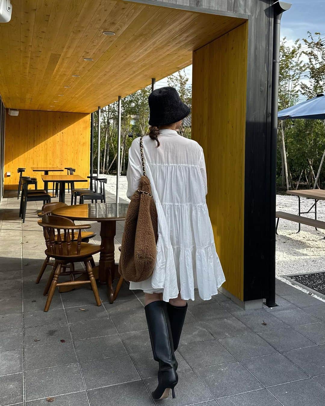 yuさんのインスタグラム写真 - (yuInstagram)「珍しく夫婦で平日オフが重なった日🥞☕️ 旦那はんは話題のスリックバック出来るようになりたいらしい🏃‍♂️ ・ ちょっと前までこんな薄着してたのが信じられない🥹 ・ ・ op: @fray_id すんごい昔の bag: @violadoro_official shoes: @hm hat: @paseos_official  ・ ・ #coordinate#frayid#violadoro #153cm#153cmコーデ#ワンピースコーデ #低身長コーデ#バケハ#バケハコーデ #30代コーデ#骨格ストレート」11月15日 8時25分 - yu.rm