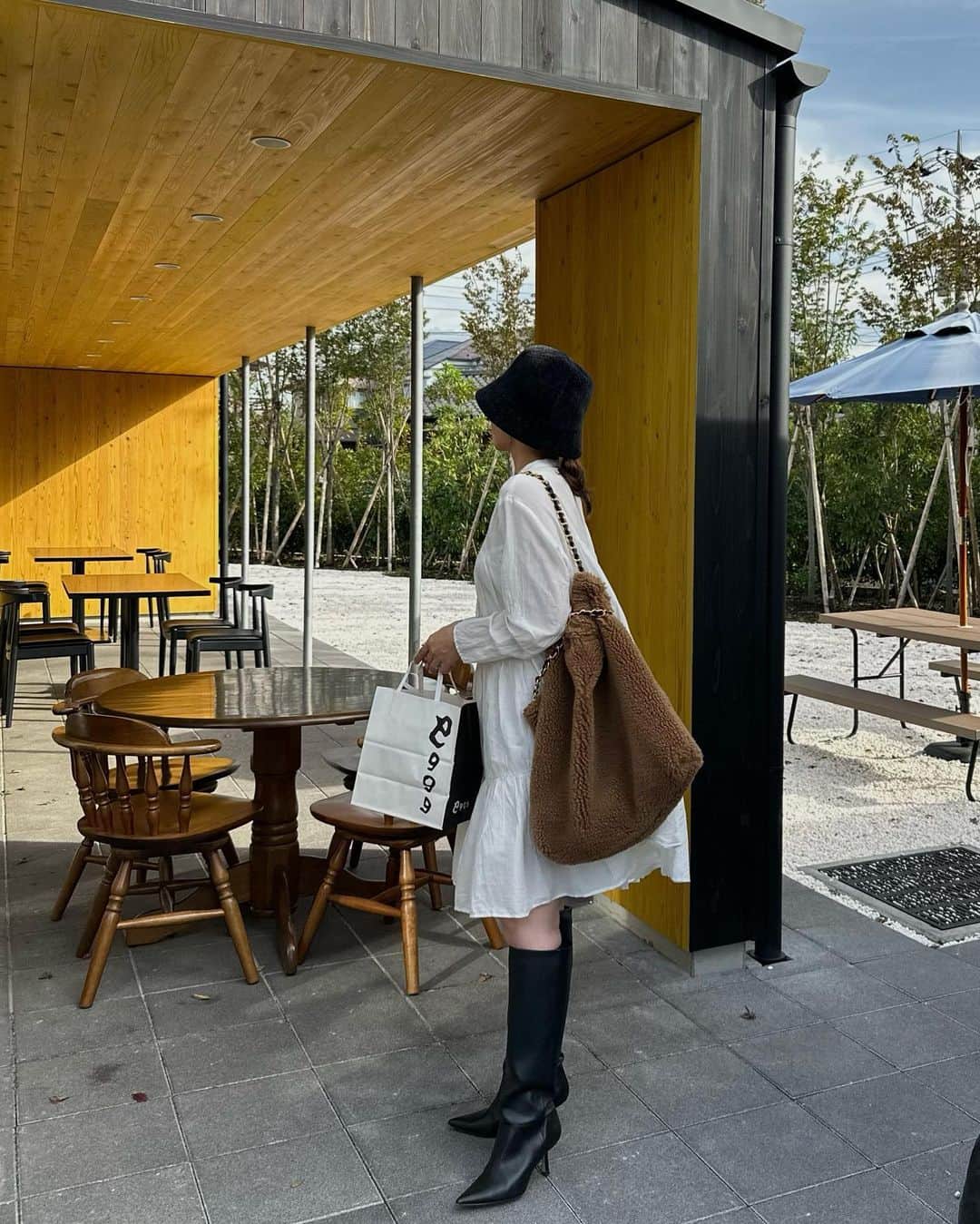 yuさんのインスタグラム写真 - (yuInstagram)「珍しく夫婦で平日オフが重なった日🥞☕️ 旦那はんは話題のスリックバック出来るようになりたいらしい🏃‍♂️ ・ ちょっと前までこんな薄着してたのが信じられない🥹 ・ ・ op: @fray_id すんごい昔の bag: @violadoro_official shoes: @hm hat: @paseos_official  ・ ・ #coordinate#frayid#violadoro #153cm#153cmコーデ#ワンピースコーデ #低身長コーデ#バケハ#バケハコーデ #30代コーデ#骨格ストレート」11月15日 8時25分 - yu.rm